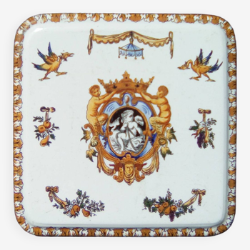 Dessous de plat carré à décor Renaissance avec volailles et gerbes de fruits.