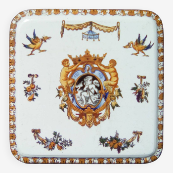 Square trivet with Renaissance decoration with poultry and sheaves of fruit.