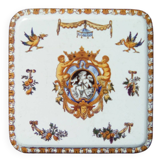 Square trivet with Renaissance decoration with poultry and sheaves of fruit.