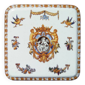 Dessous de plat carré à décor Renaissance avec volailles et gerbes de fruits.