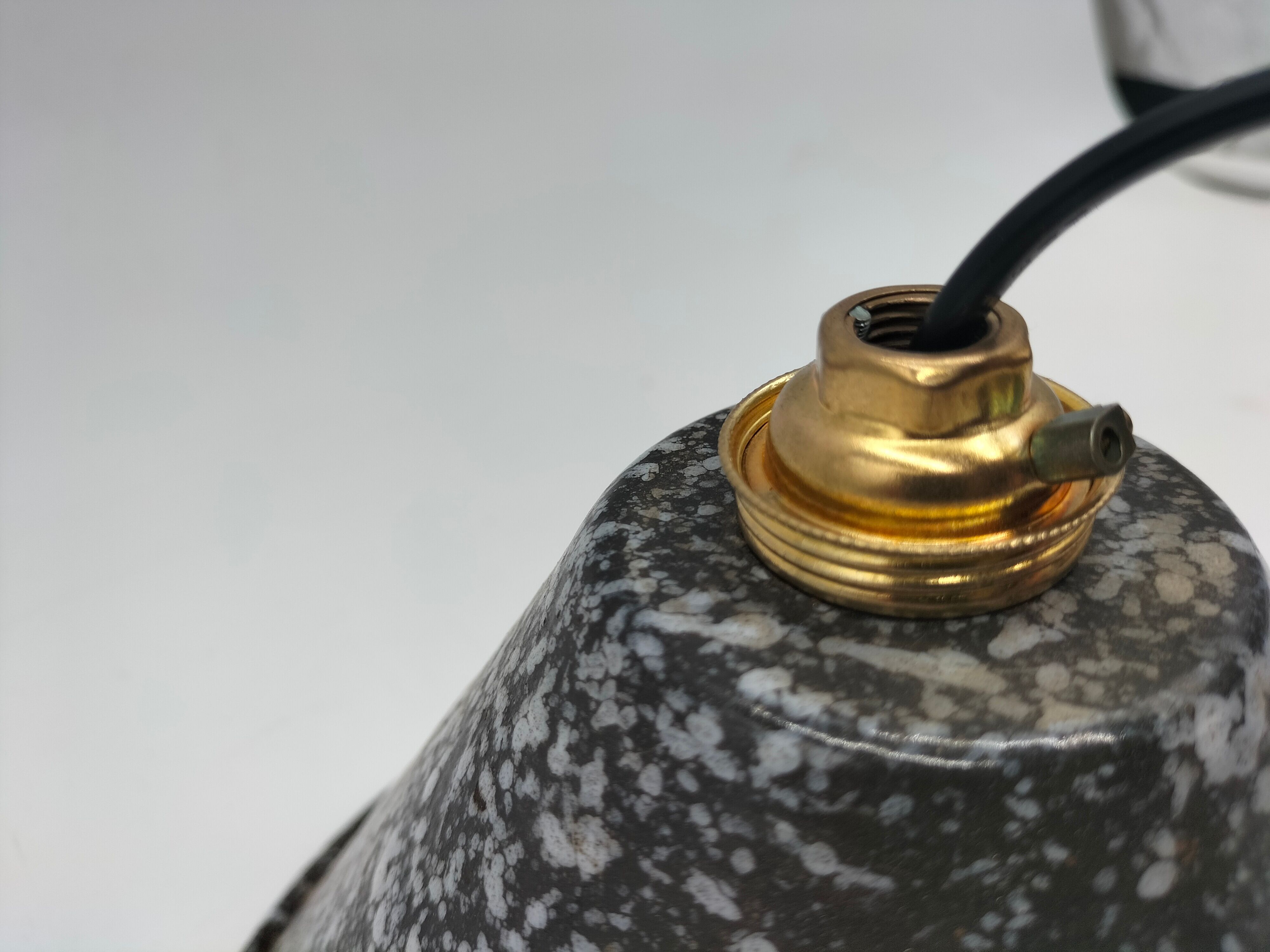 Suspension tôle émaillée