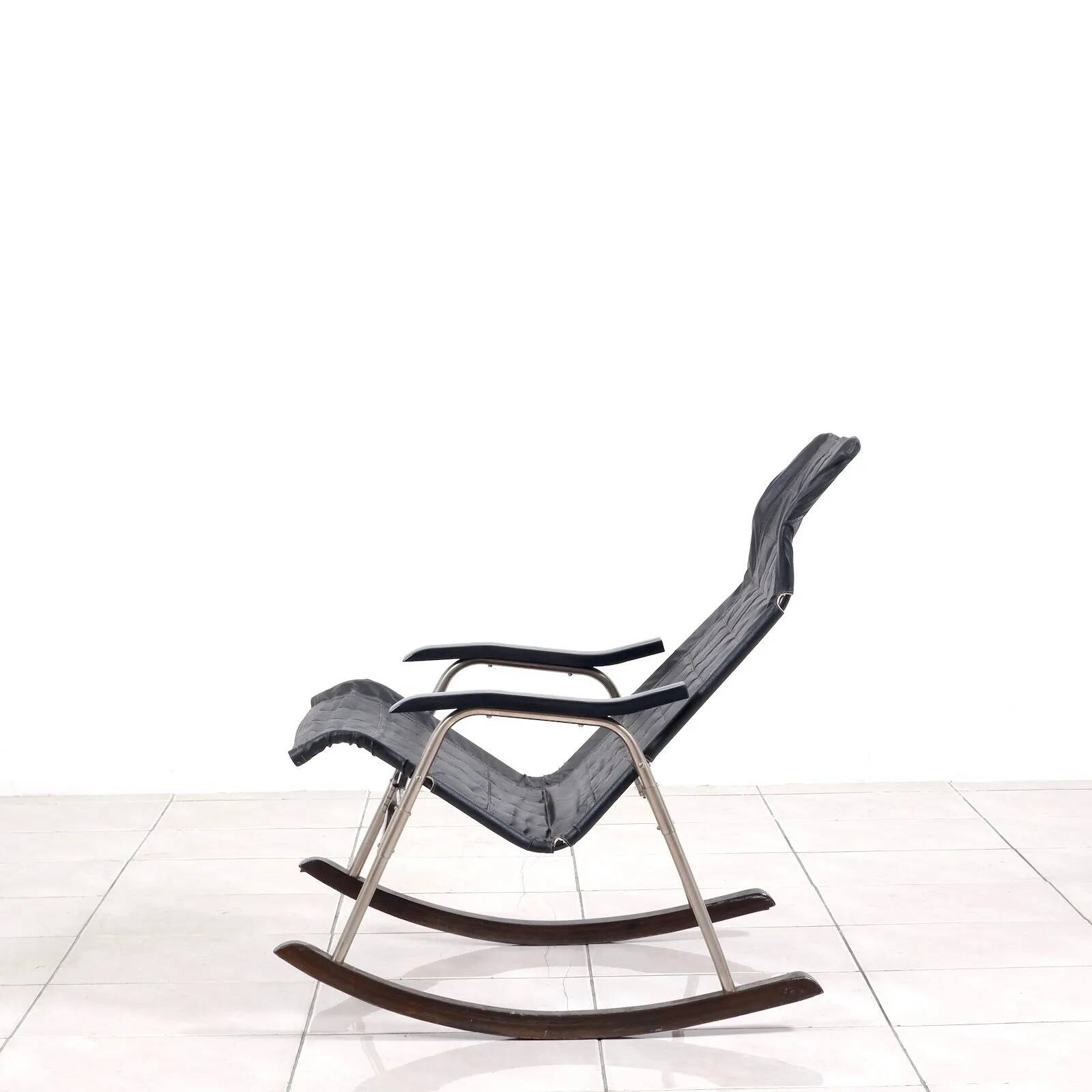 Foldable rocking chair by Takeshi Nii