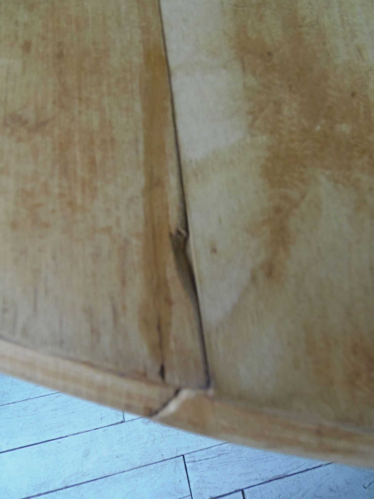 Round table with flaps