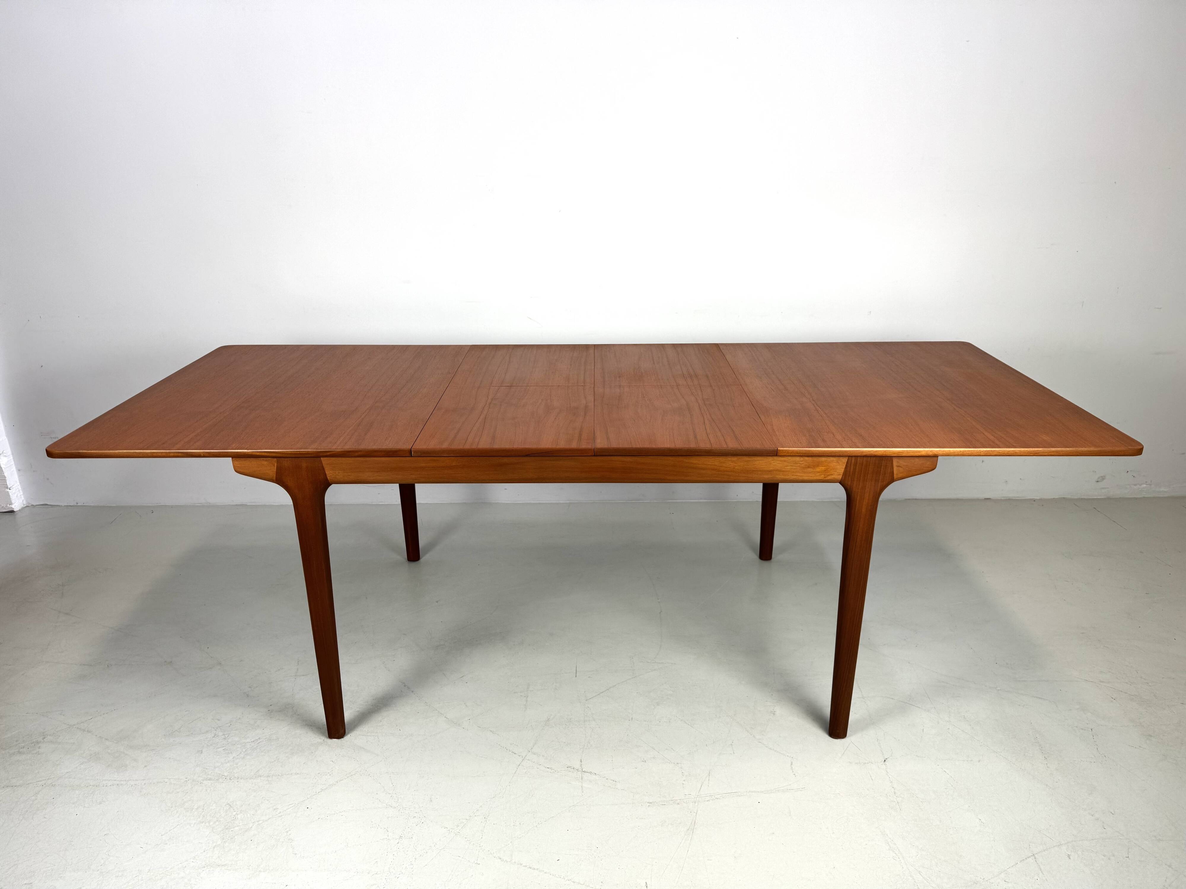 Table en teck McIntosh par T.Roberston des années 1960, extensible à 236 cm.