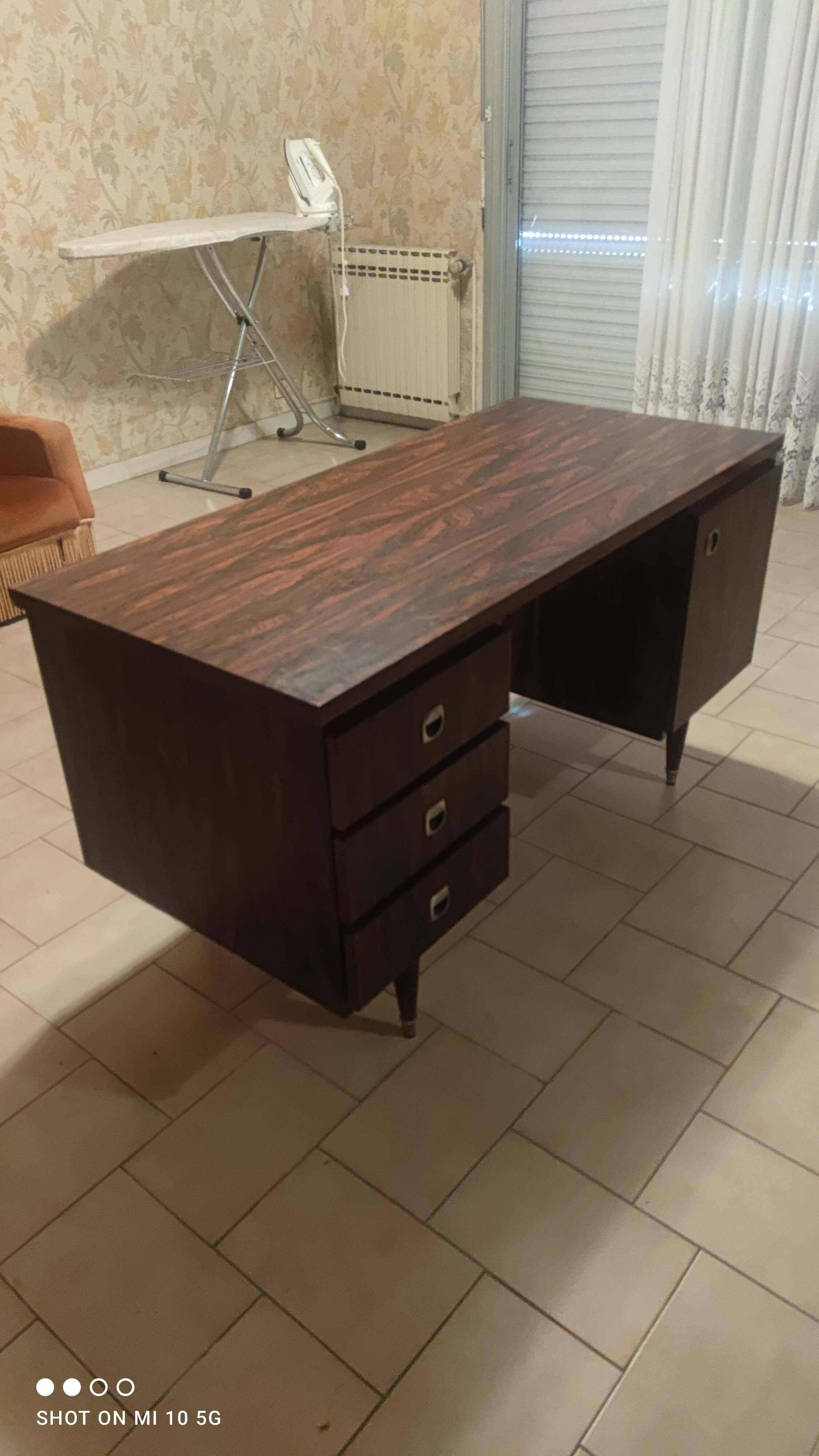 Bureau à caissons vers 1970 en palissandre de Rio 4 faces