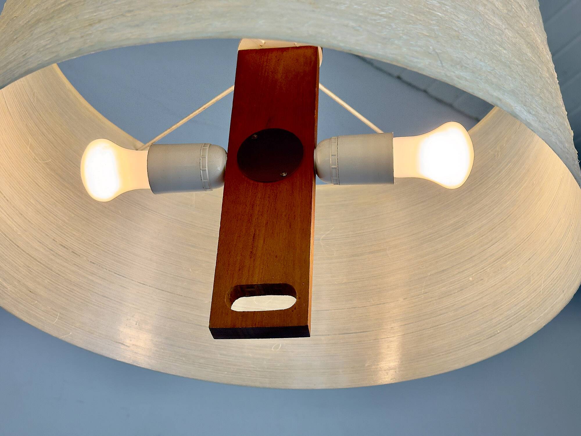 Suspension en teck et en fibre de verre par Erco, années 1960