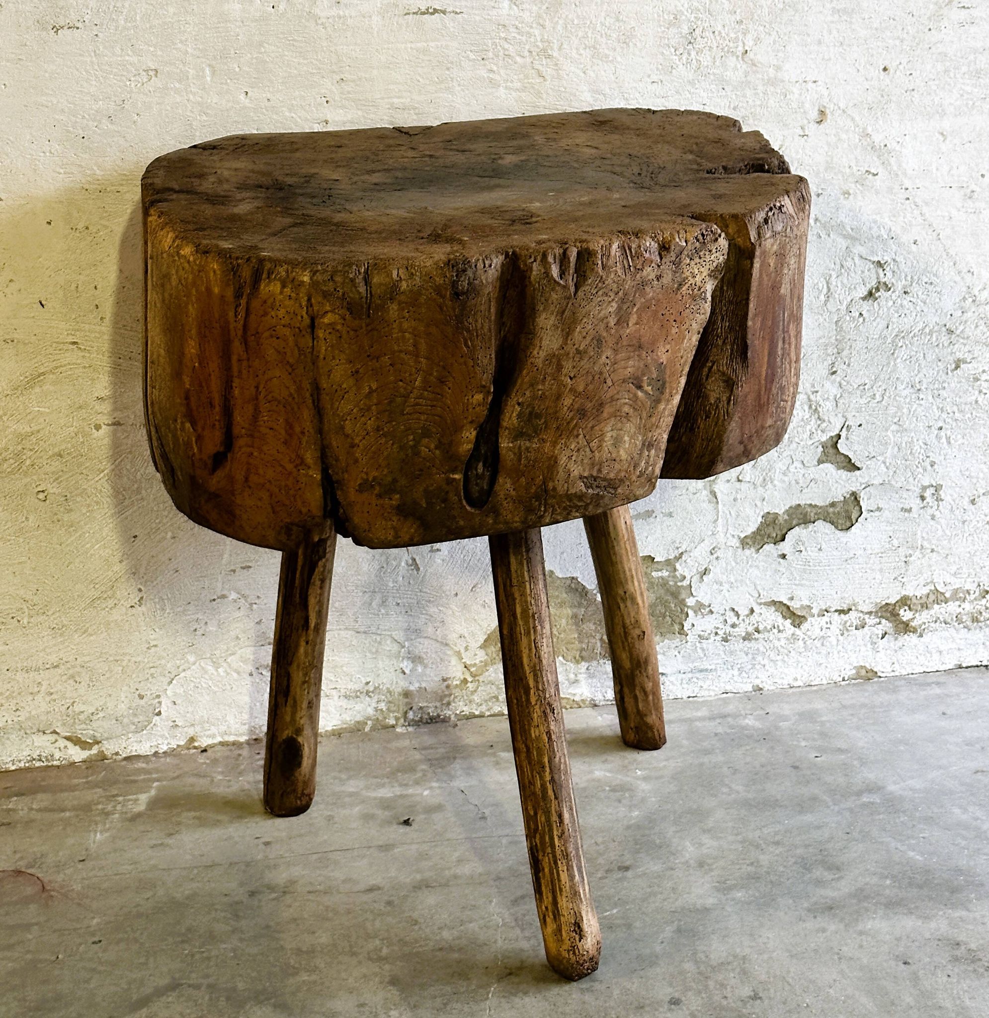 Table d'appoint Art populaire en orme, France XIXe siècle