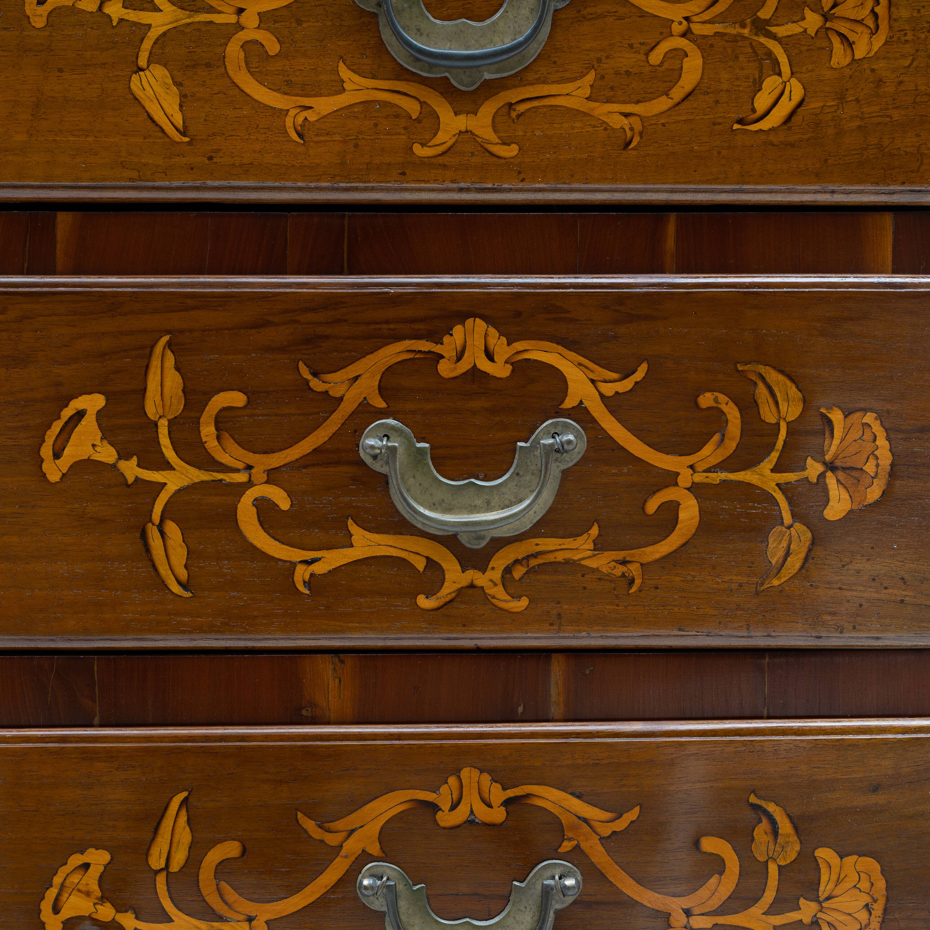 Chest of Drawers in Solid Italian Walnut with Maple Inlays, late 18th