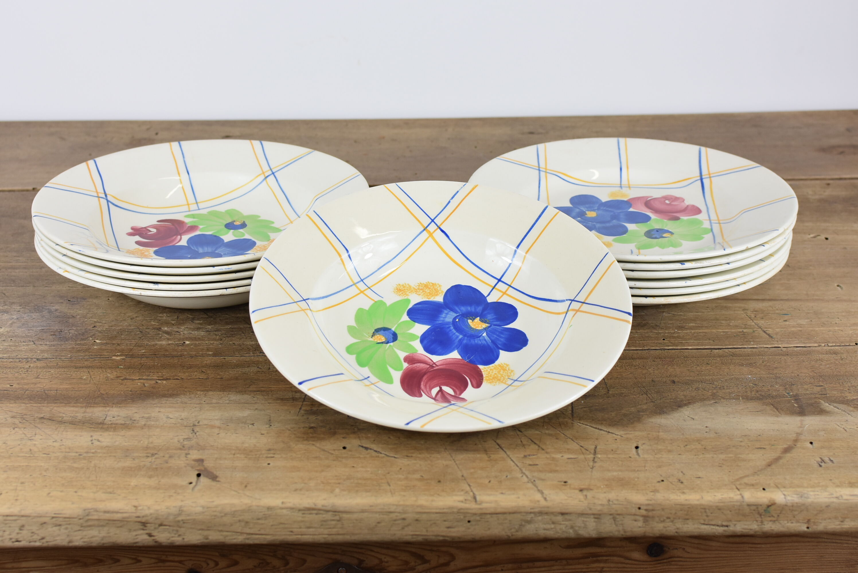 Lot de 12 assiettes motif fleurs de champagne.