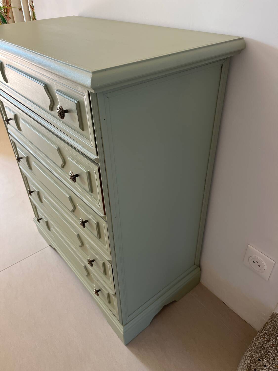 Refurbished antique chest of drawers with 5 drawers