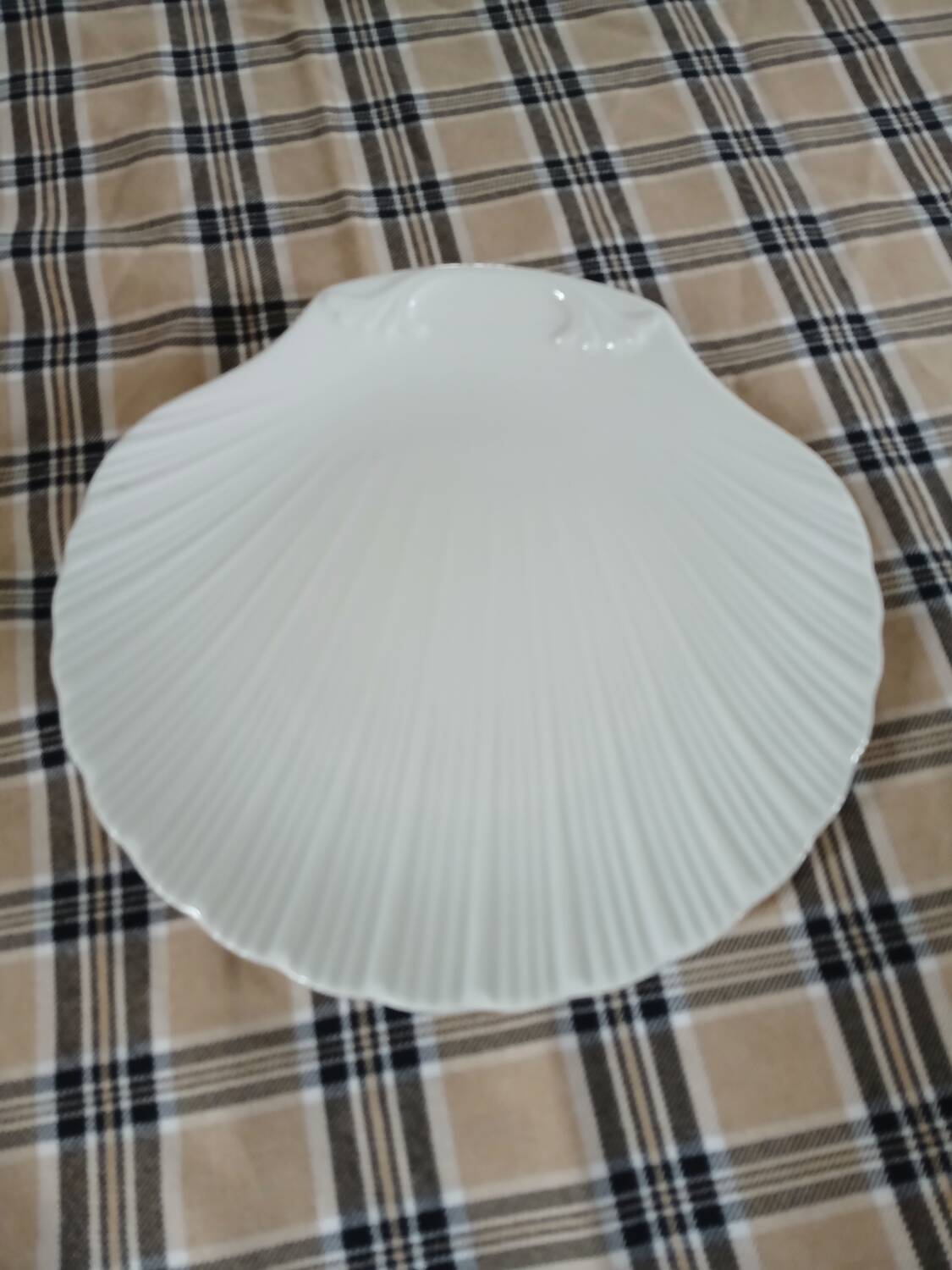 Small porcelain seashell dish