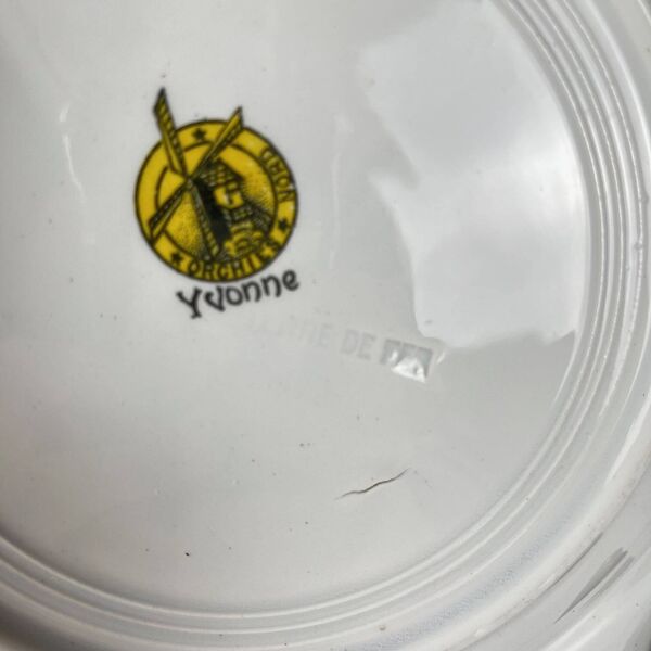 6 assiettes ''Yvonne'' en terre de Fer, Orchies, début XXe
