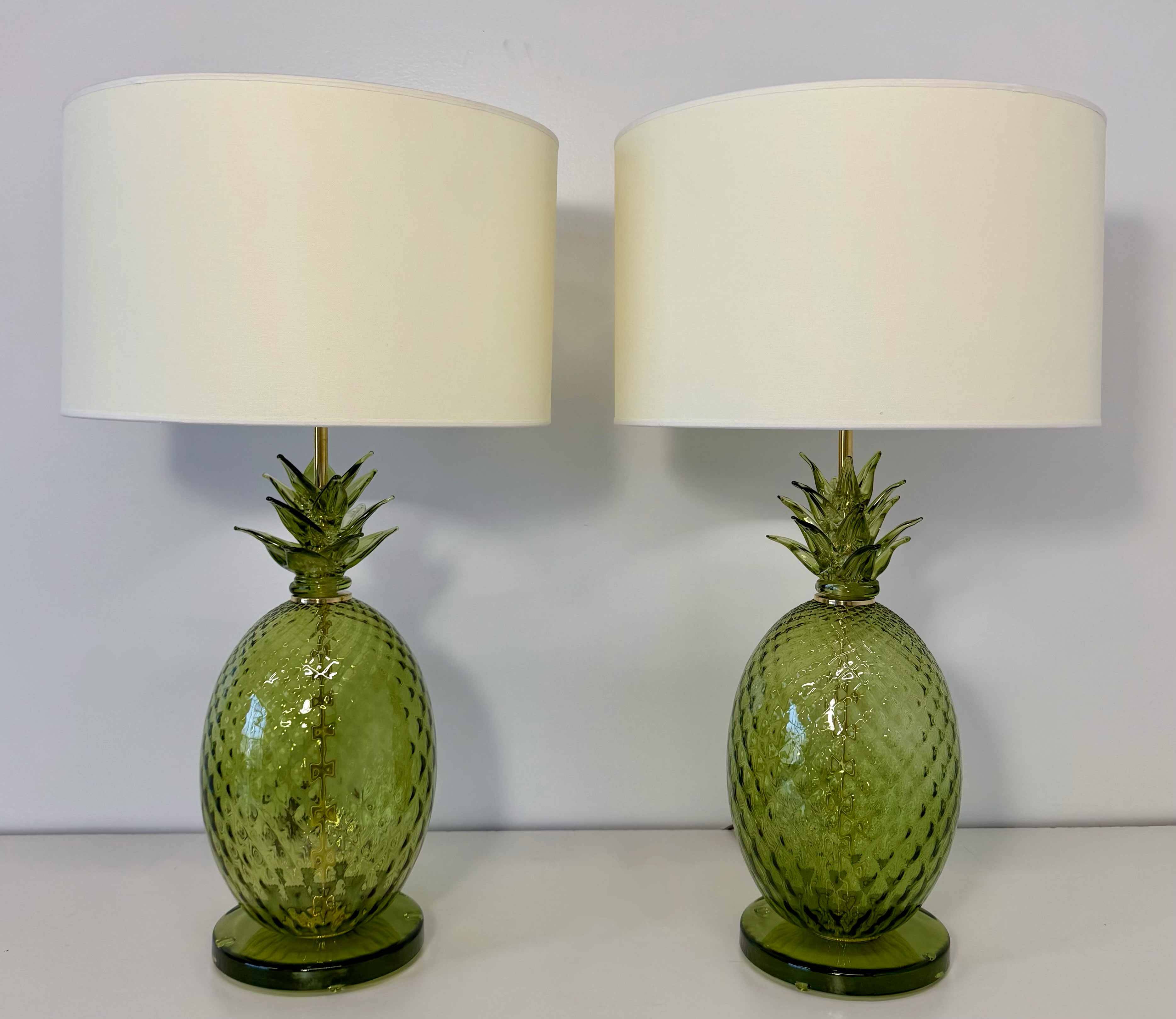 Paire de lampes en verre de Murano en forme d'ananas Art Déco italien avec abat-jours.