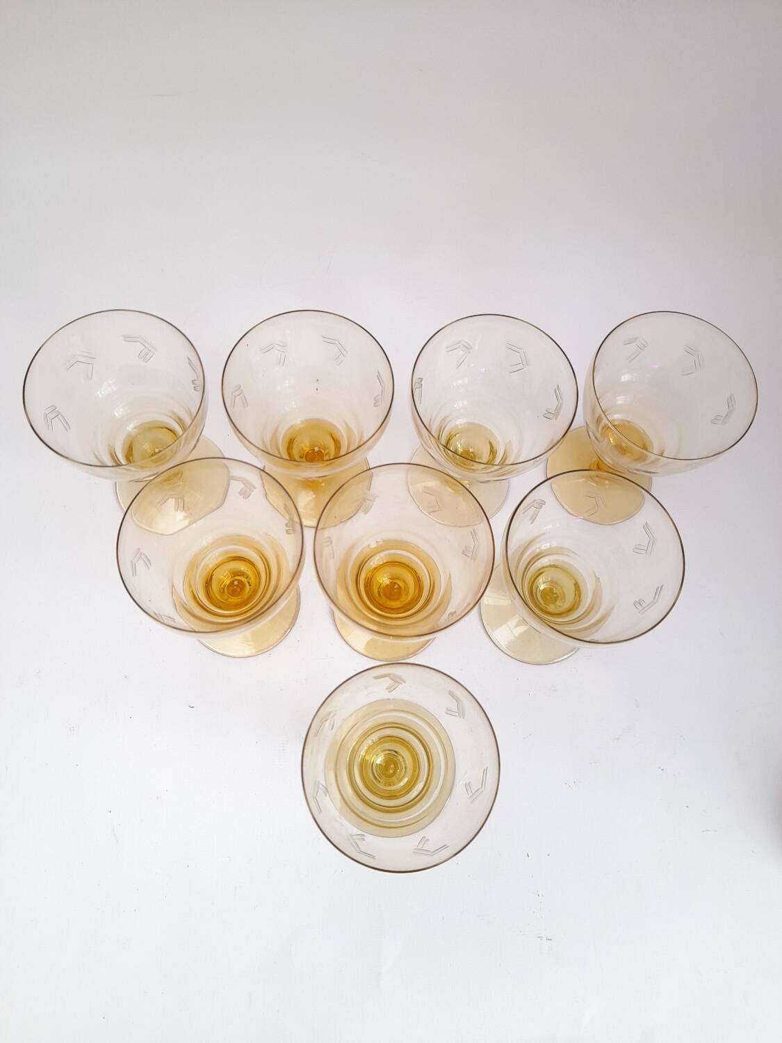 Lot de 8 verres à vin gravés anciens
