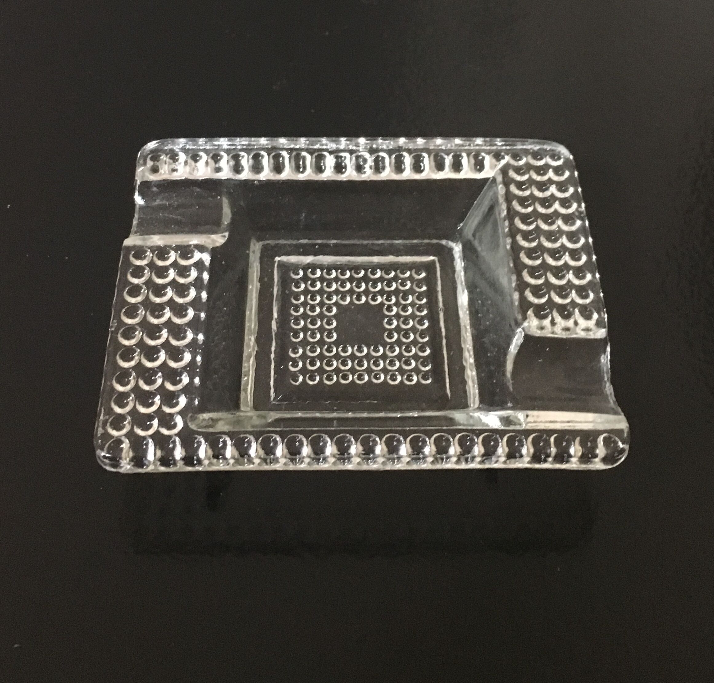 Ensemble de 2 cendriers en verre travaillé
