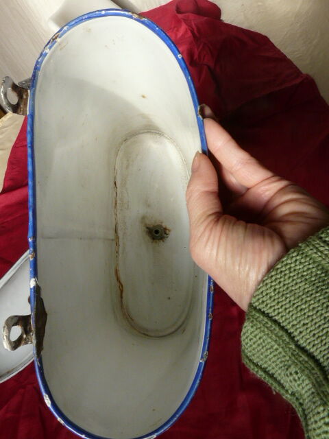 Fontaine murale en tôle émaillée décor de fleurs bleues sur fond blanc