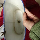 Fontaine murale en tôle émaillée décor de fleurs bleues sur fond blanc