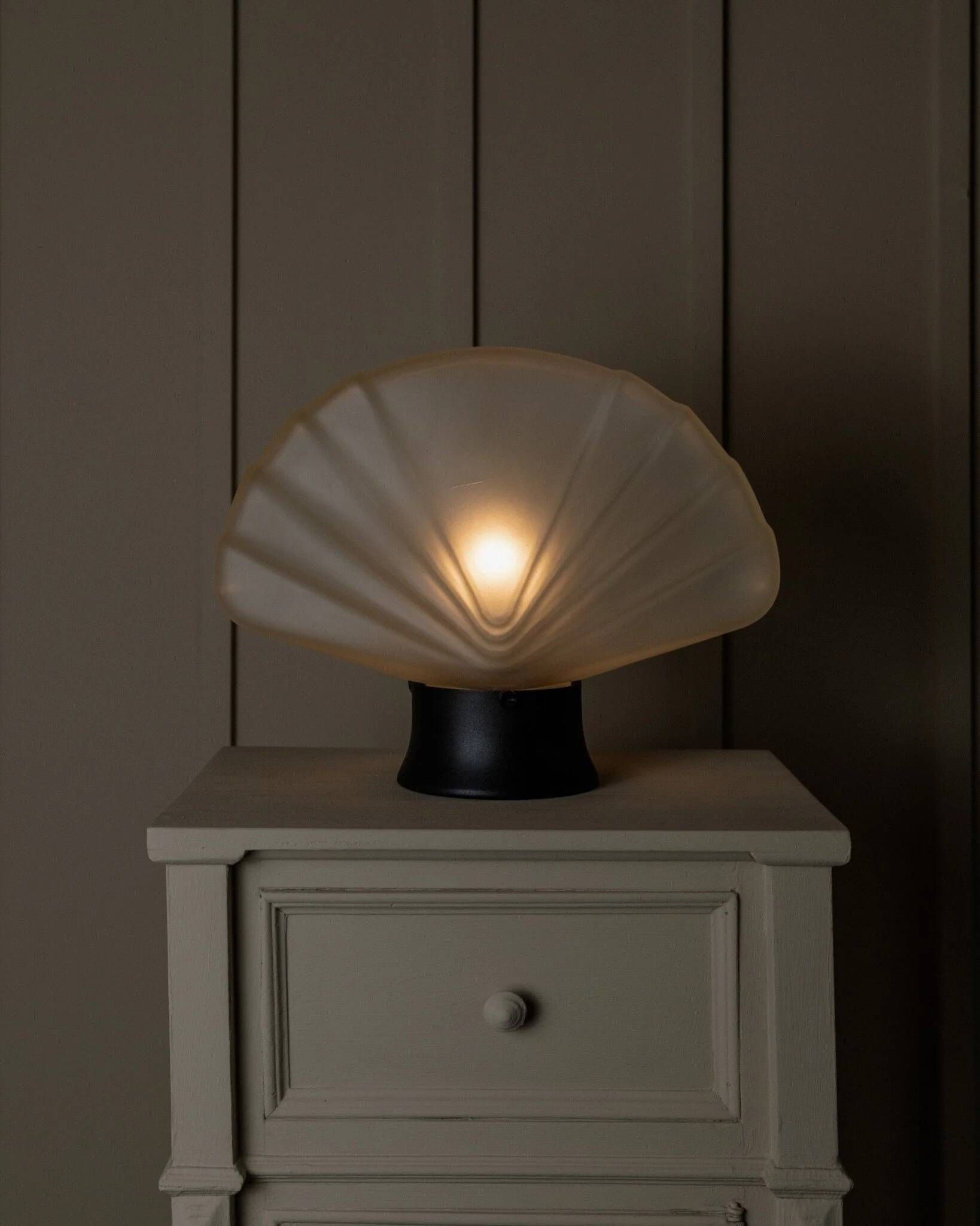 Opaline white Murano glass shell lamp with black metal base – 1980s Italian Memphis-inspired design
