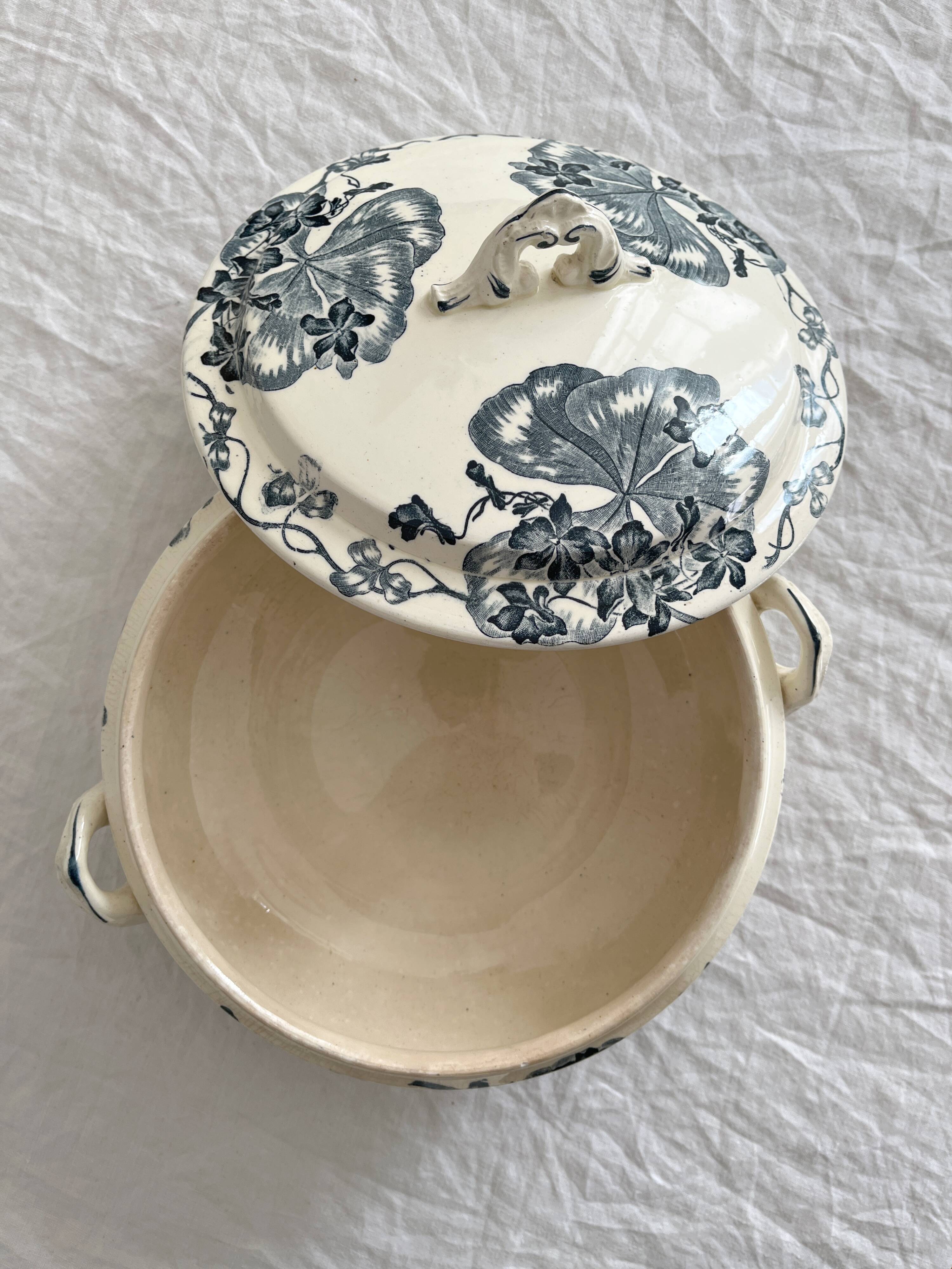 Small old vegetable soup tureen in iron earth "Les Violettes" Salins