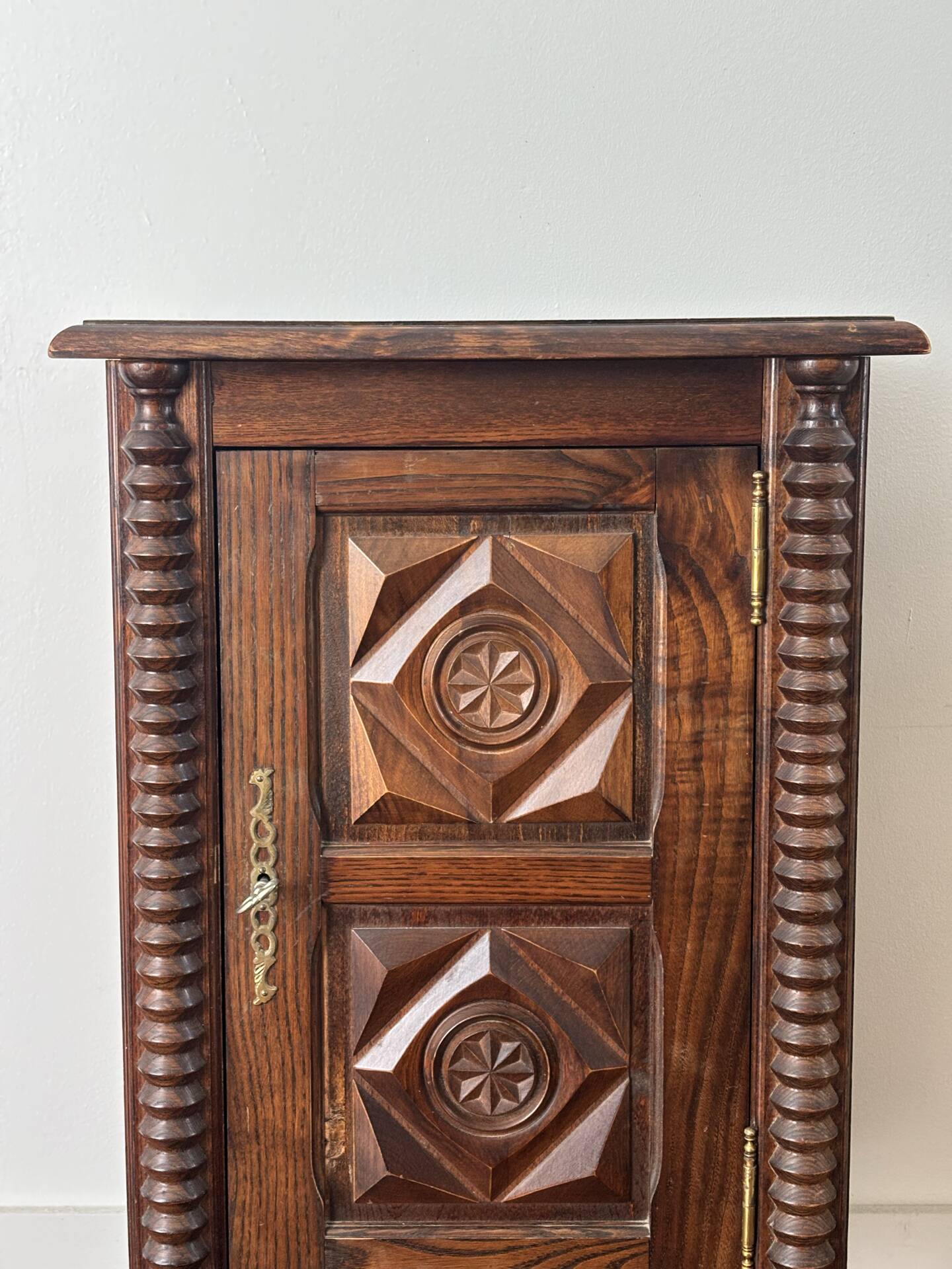 Meuble de rangement neo régionaliste 