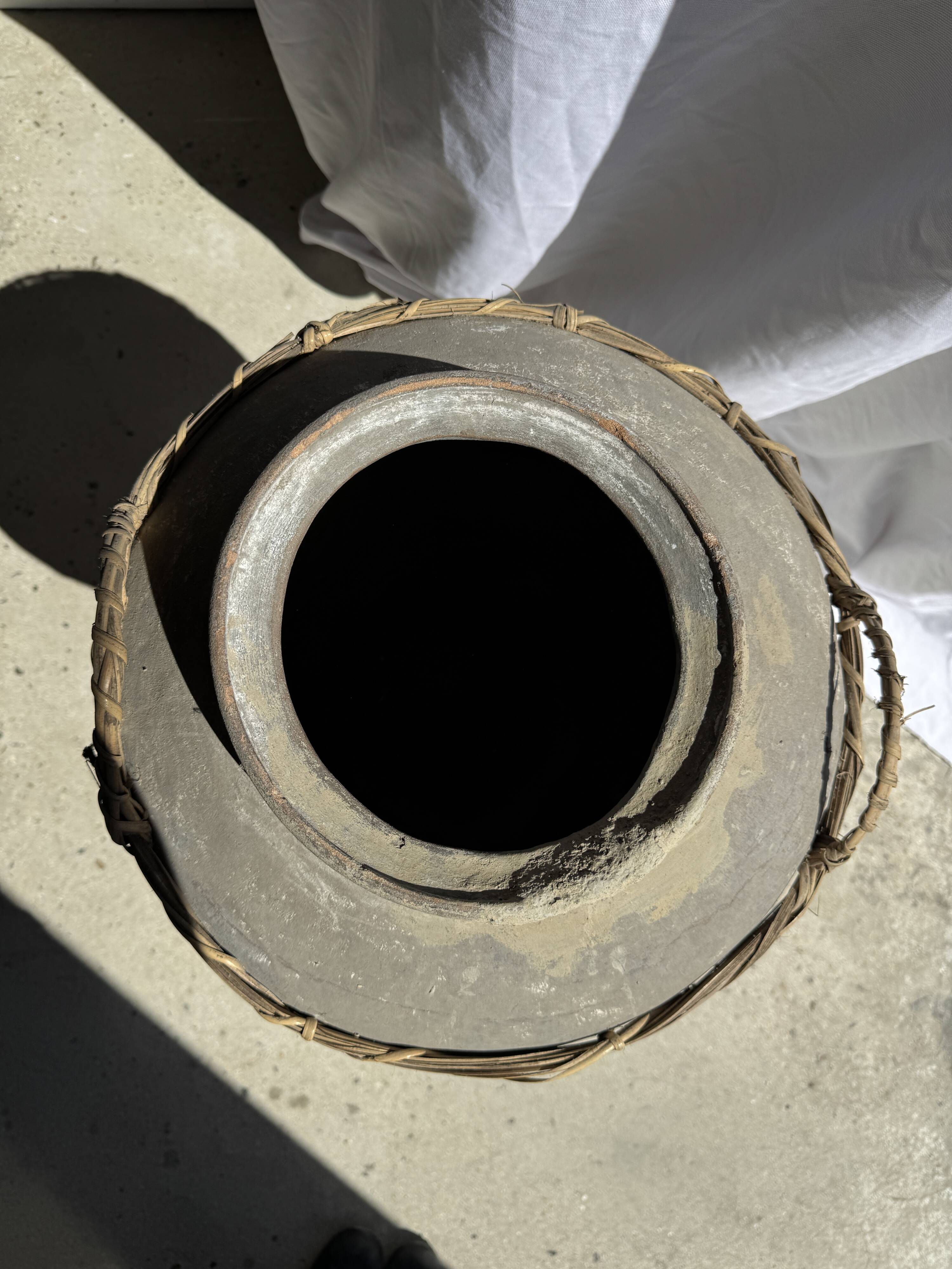 Pot en terre cuite gris clair à anses et croisillons en rotin