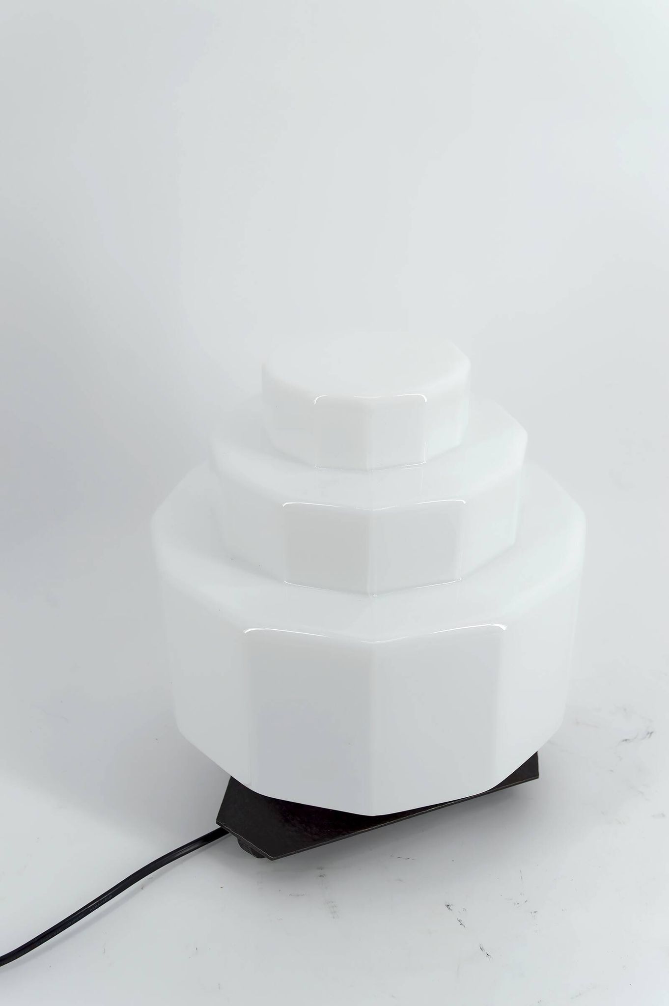 Lampe Art Déco Steamline Modern, vers 1930 – Verre opalin et fer Forgé