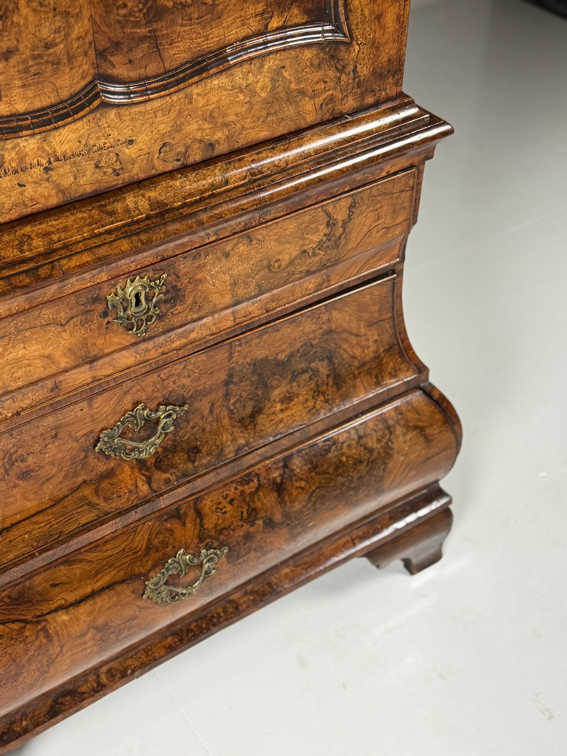 Dutch burr walnut cabinet ca. 1740