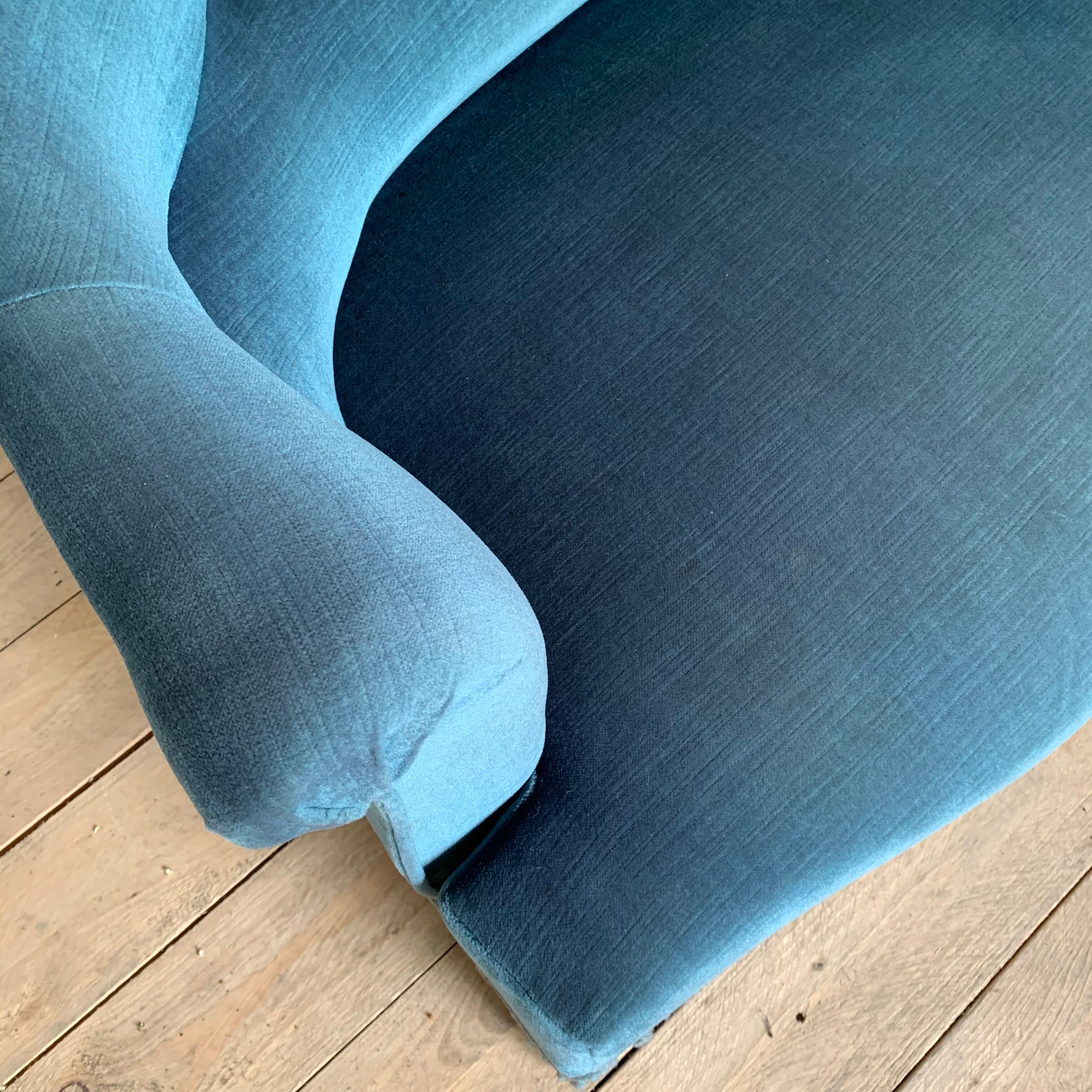 Toad bench blue velvet