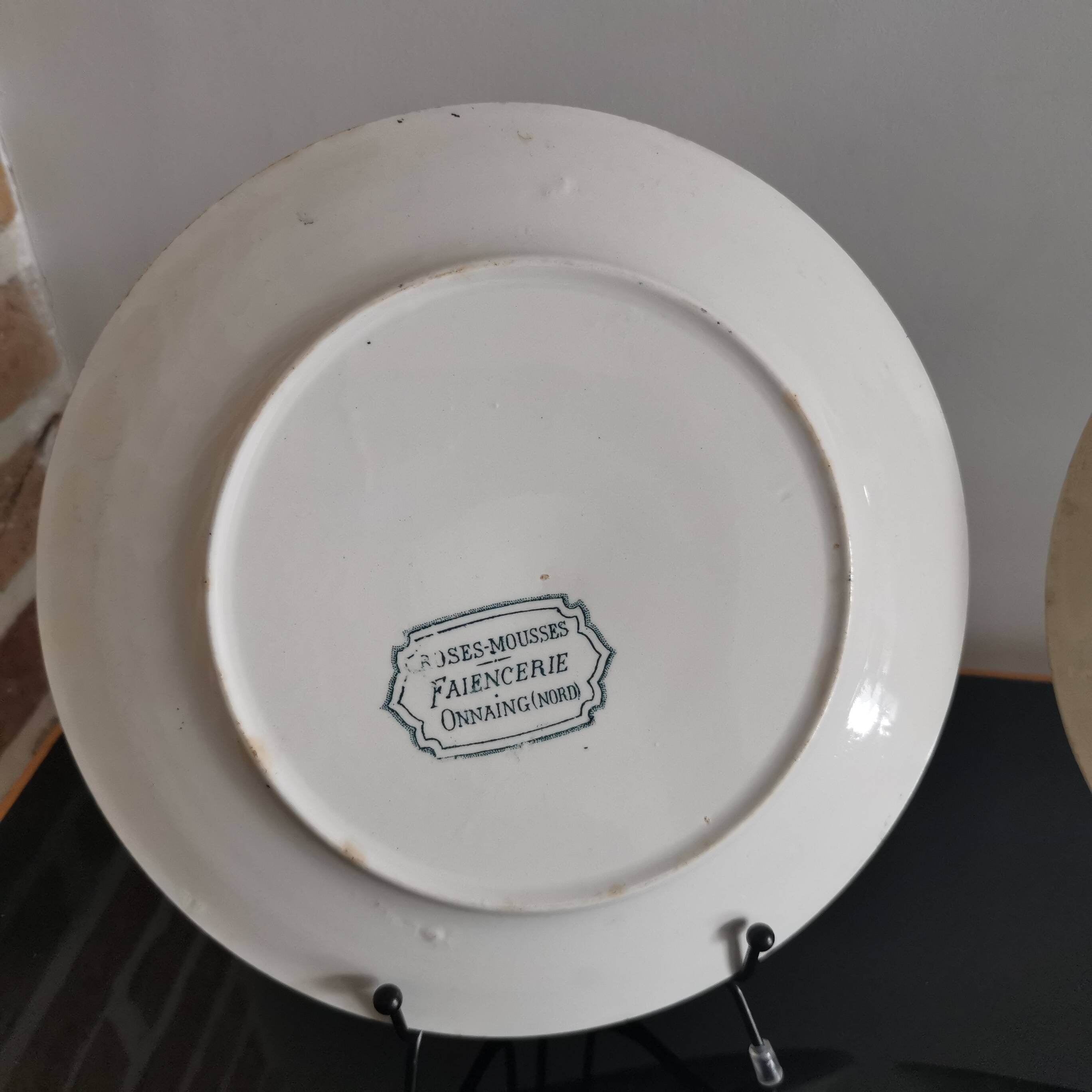 Assiettes plates Terre de Fer faïencerie d'Onnaing modèle "Roses Mousses" fin XIXème