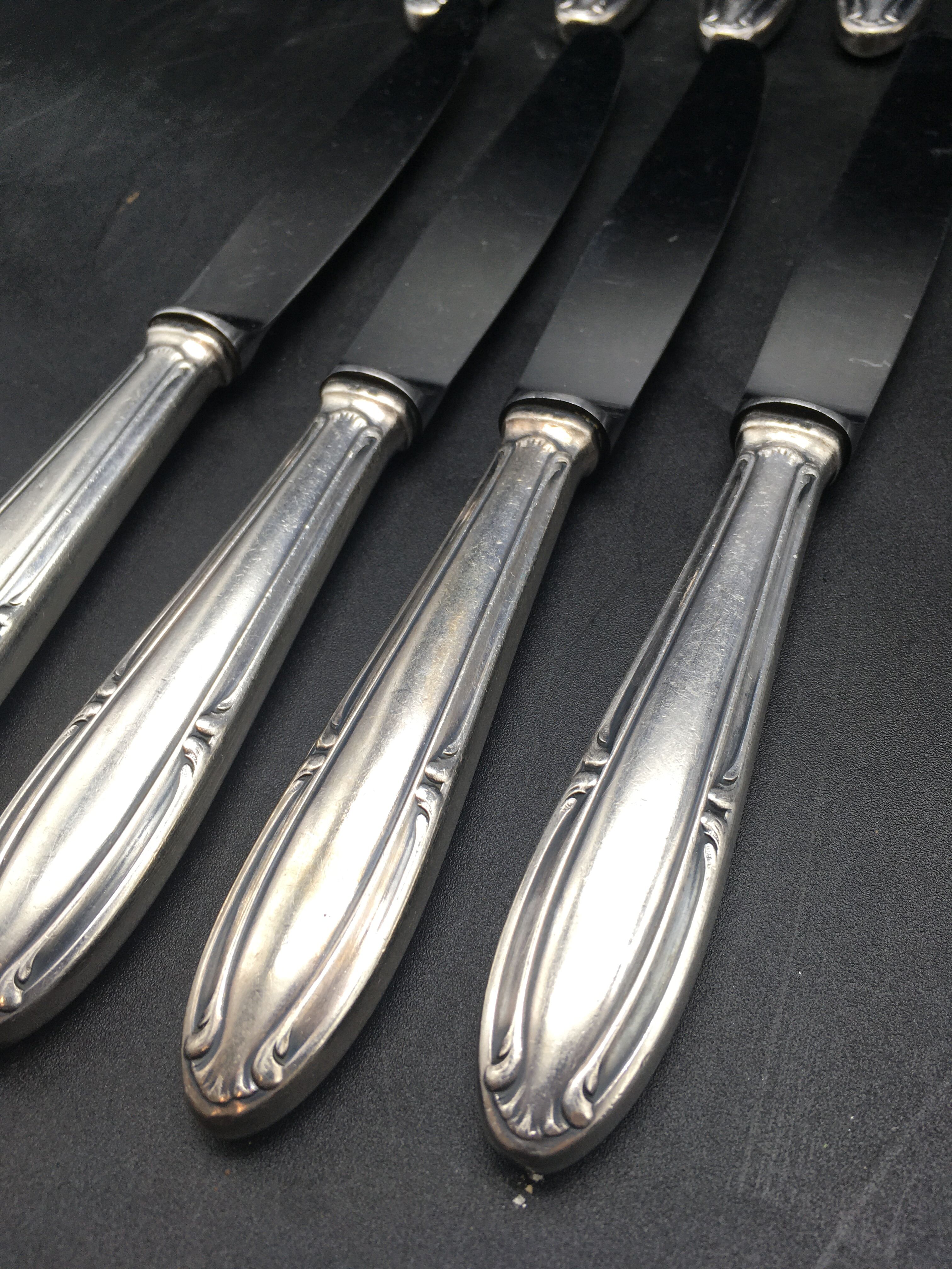 9 table knives in silver metal.