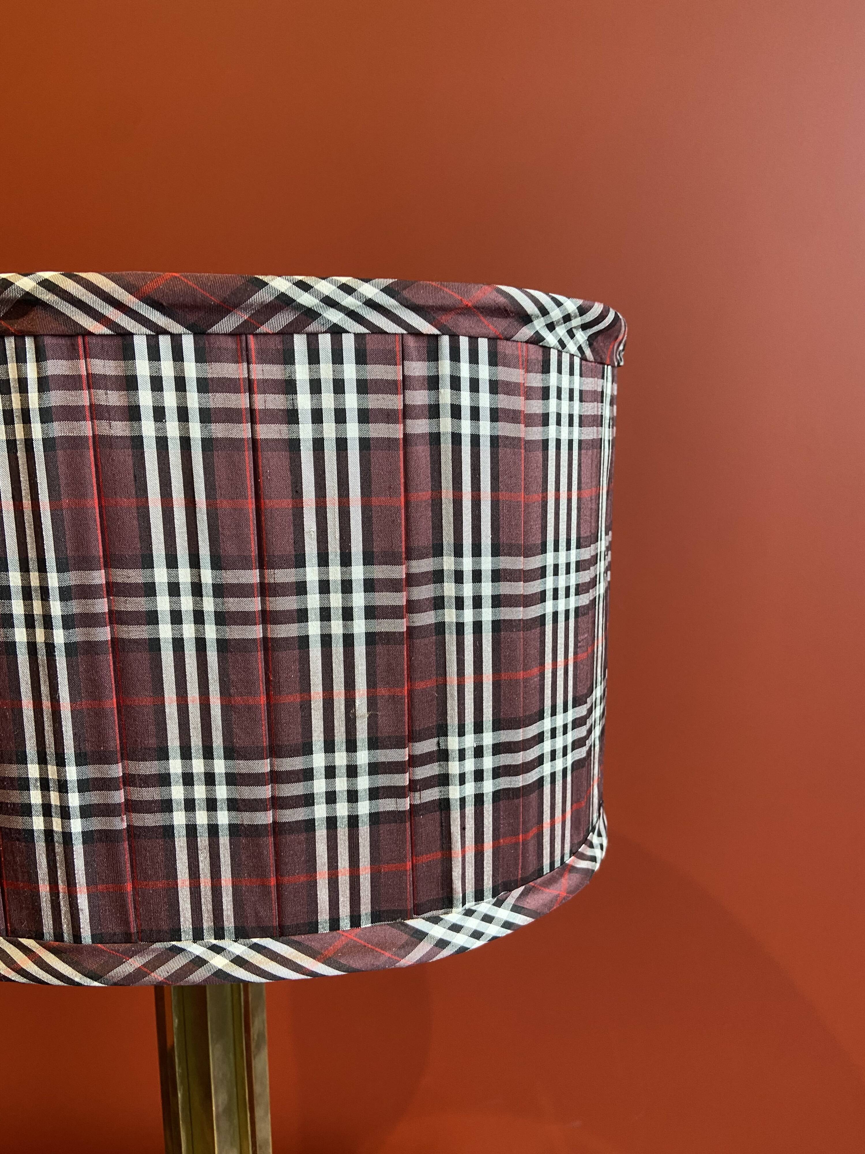 Lamp base in gilded brass, oval silk lampshade with a checkered pattern in burgundy.