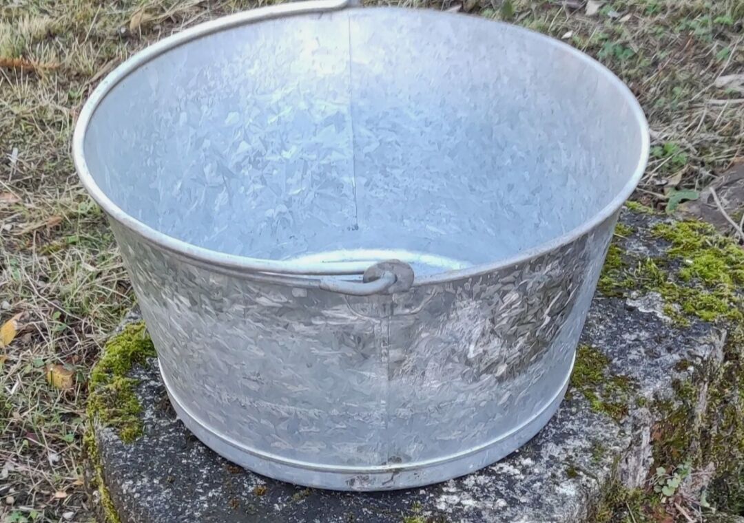Old galvanized steel basin/vintage garden