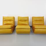 Suite de 3 chauffeuses Roche Bobois vintage en cuir jaune moutarde années 70