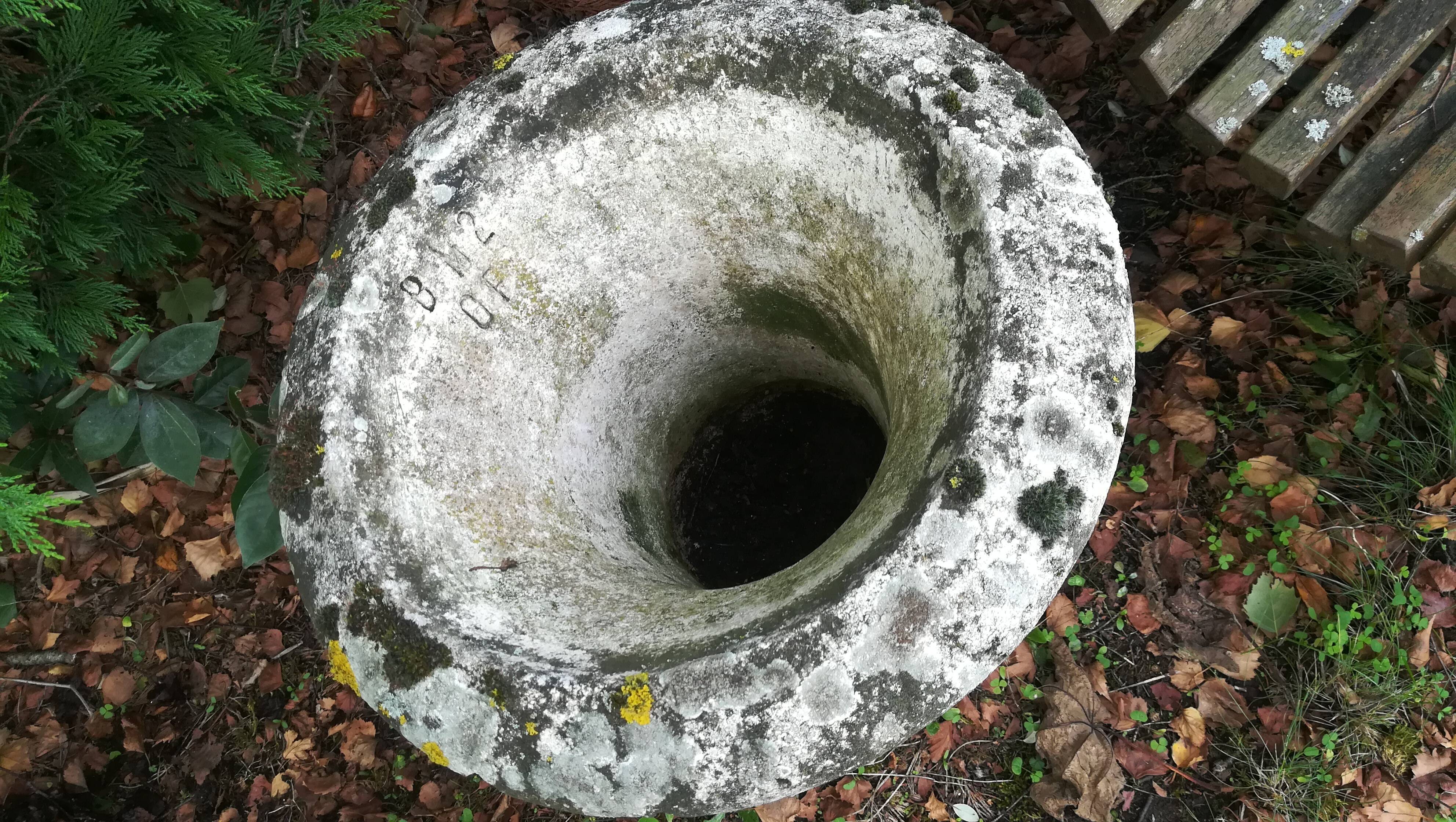 Paire de vases Médicis en pierre blanche