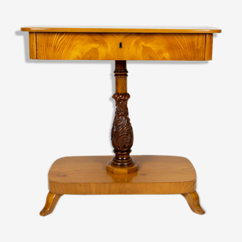 Table occasionnelle d'orme de Biedermeier danoise avec base et tiroir sculptés