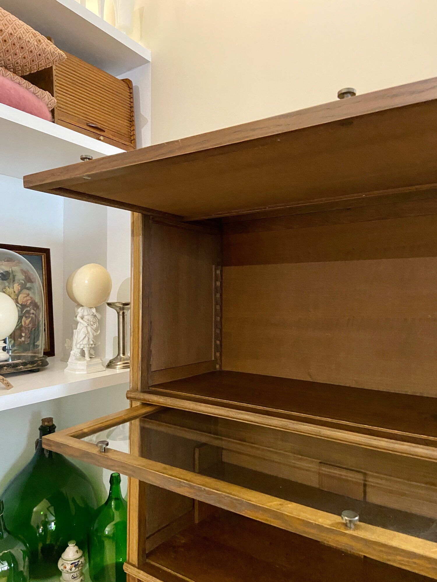 Dark wood display case 4 compartments and 1 drawer