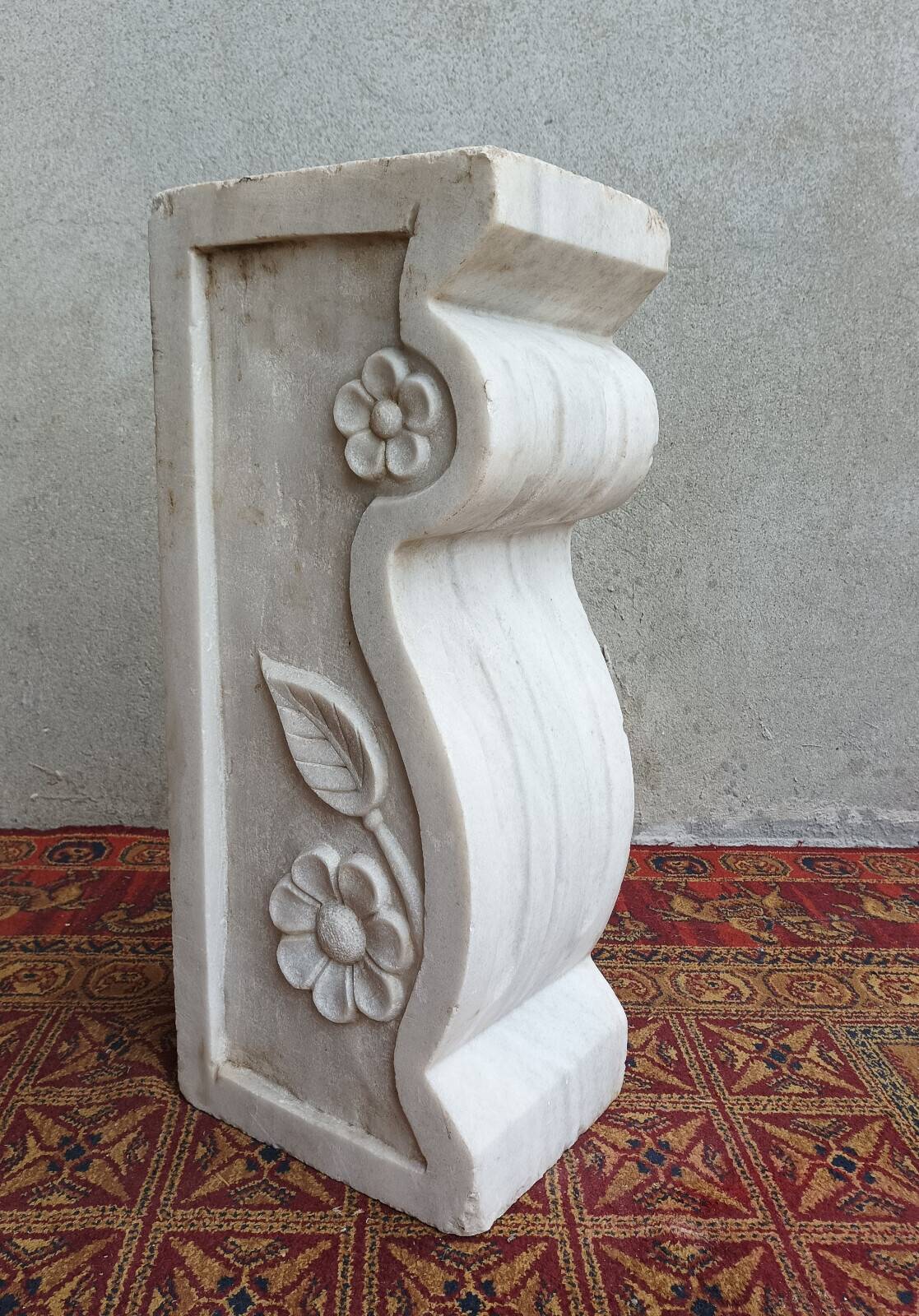 Column pedestal in sculpted Carrara marble