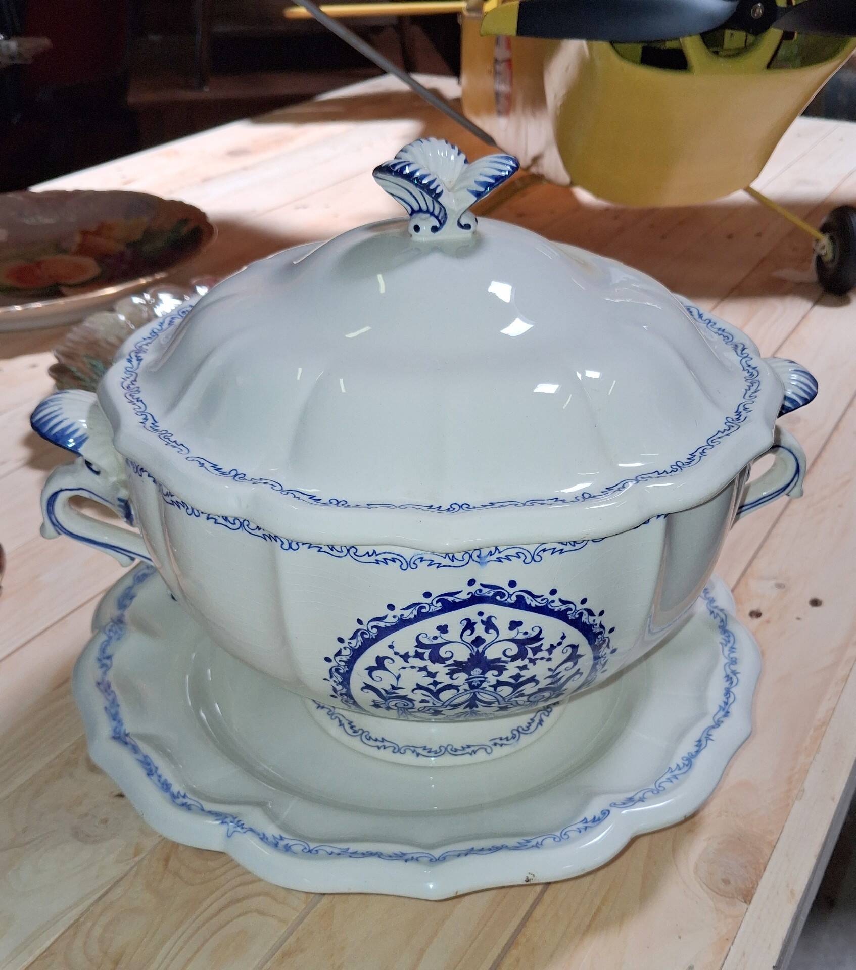 Covered soup tureen and its stand in Gien earthenware –