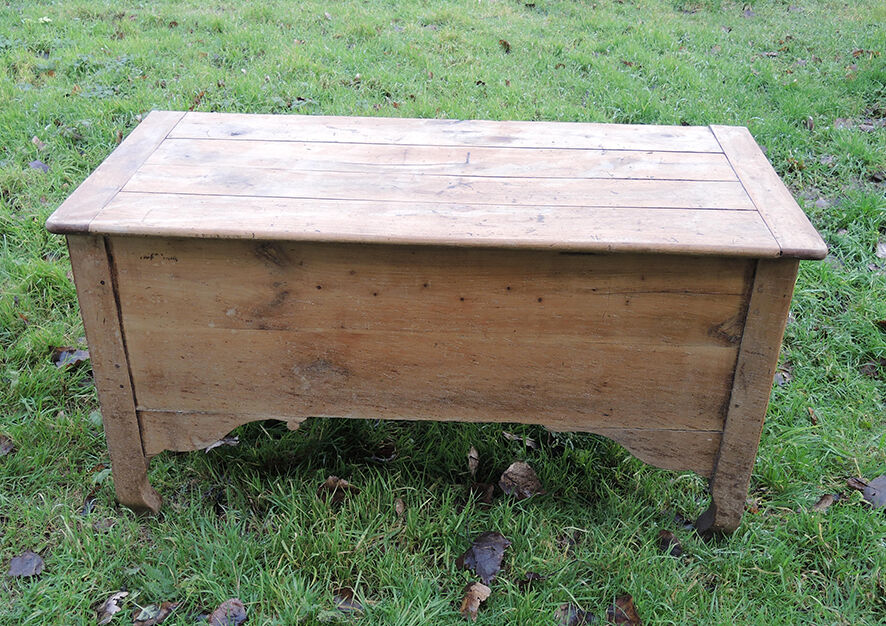 Maie en hêtre massif au teint naturel clair