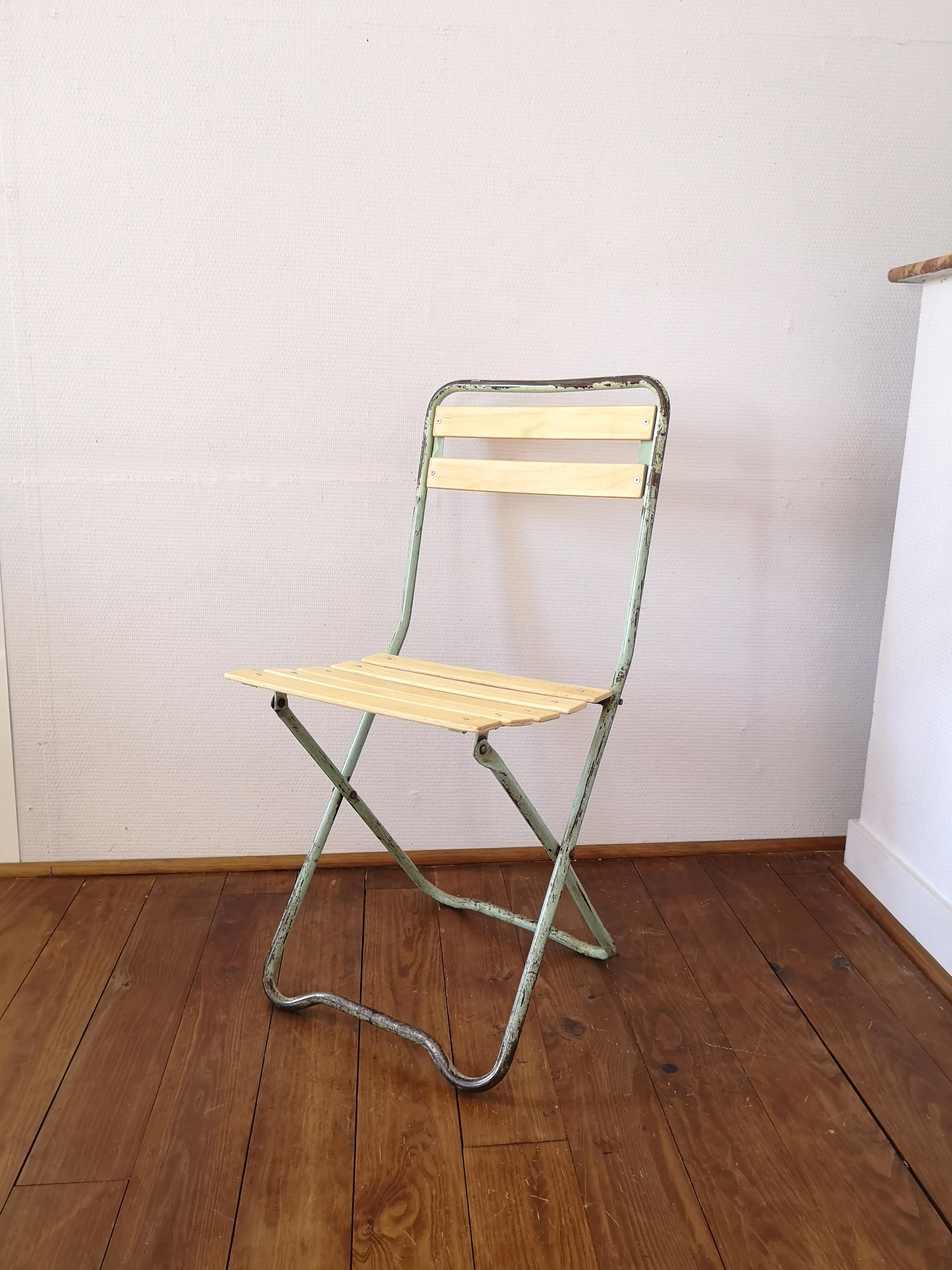 Set of 6 green folding chairs