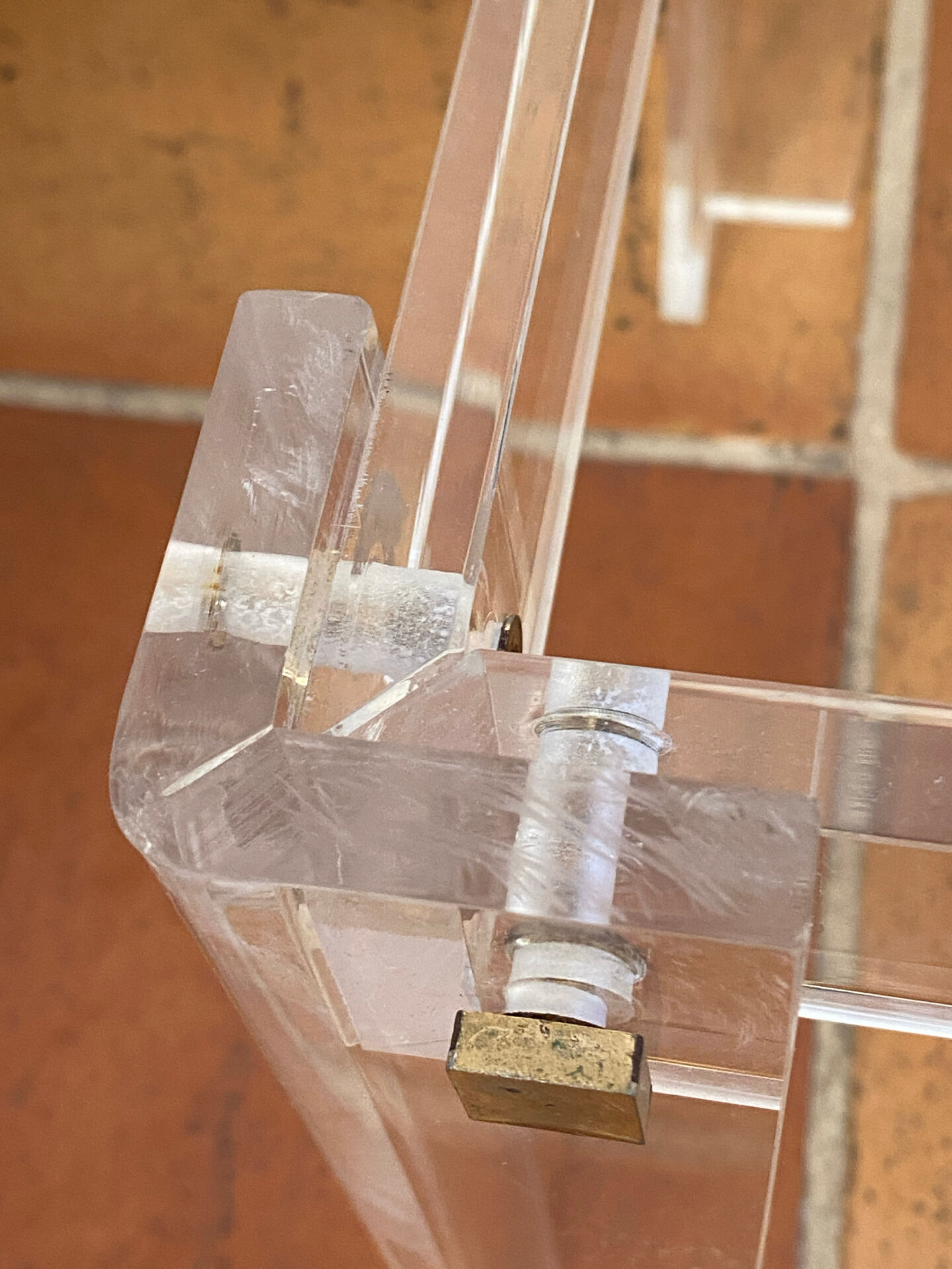 Coffee table, side table in plexiglass with a glass top.