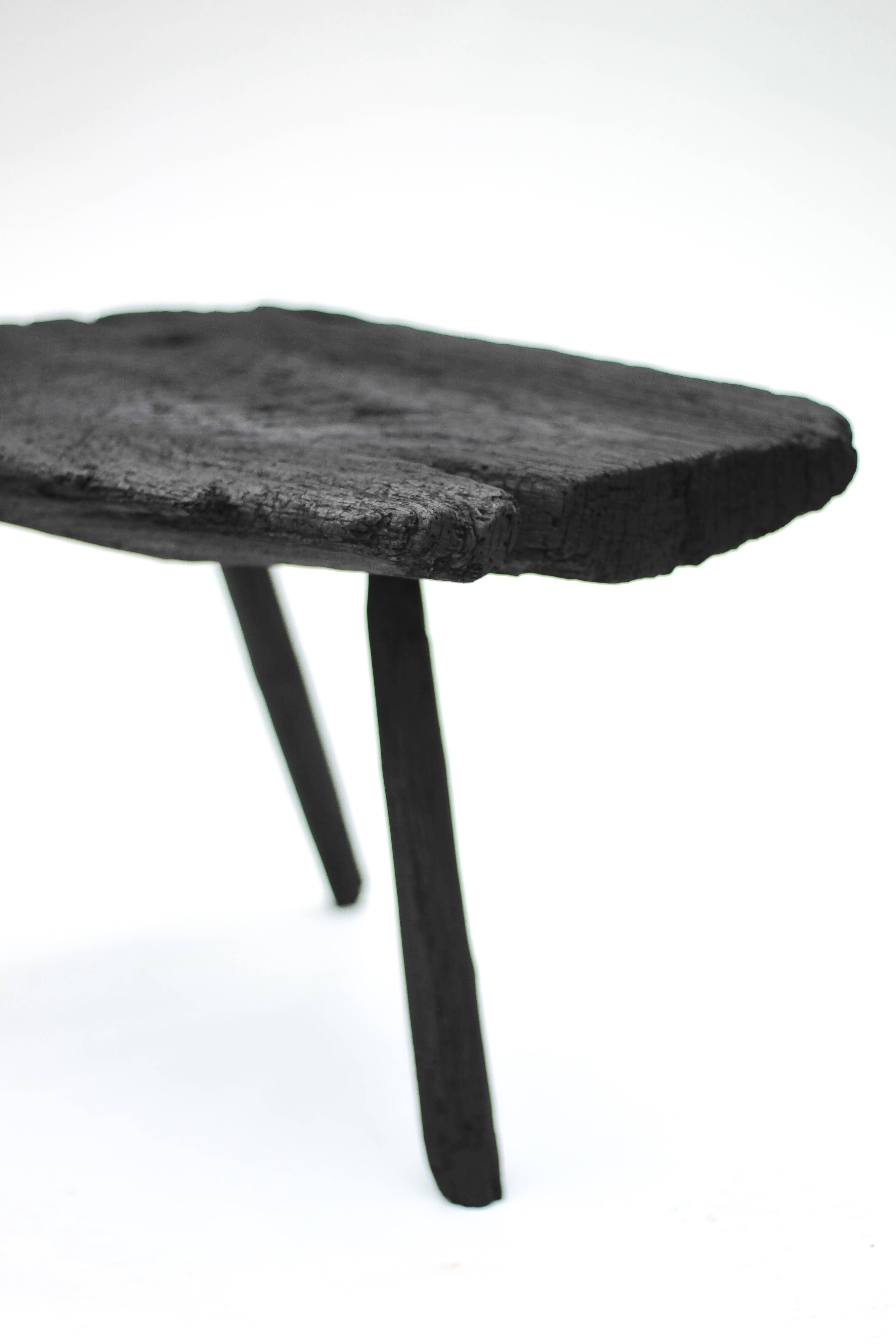 Table basse brutaliste tripode