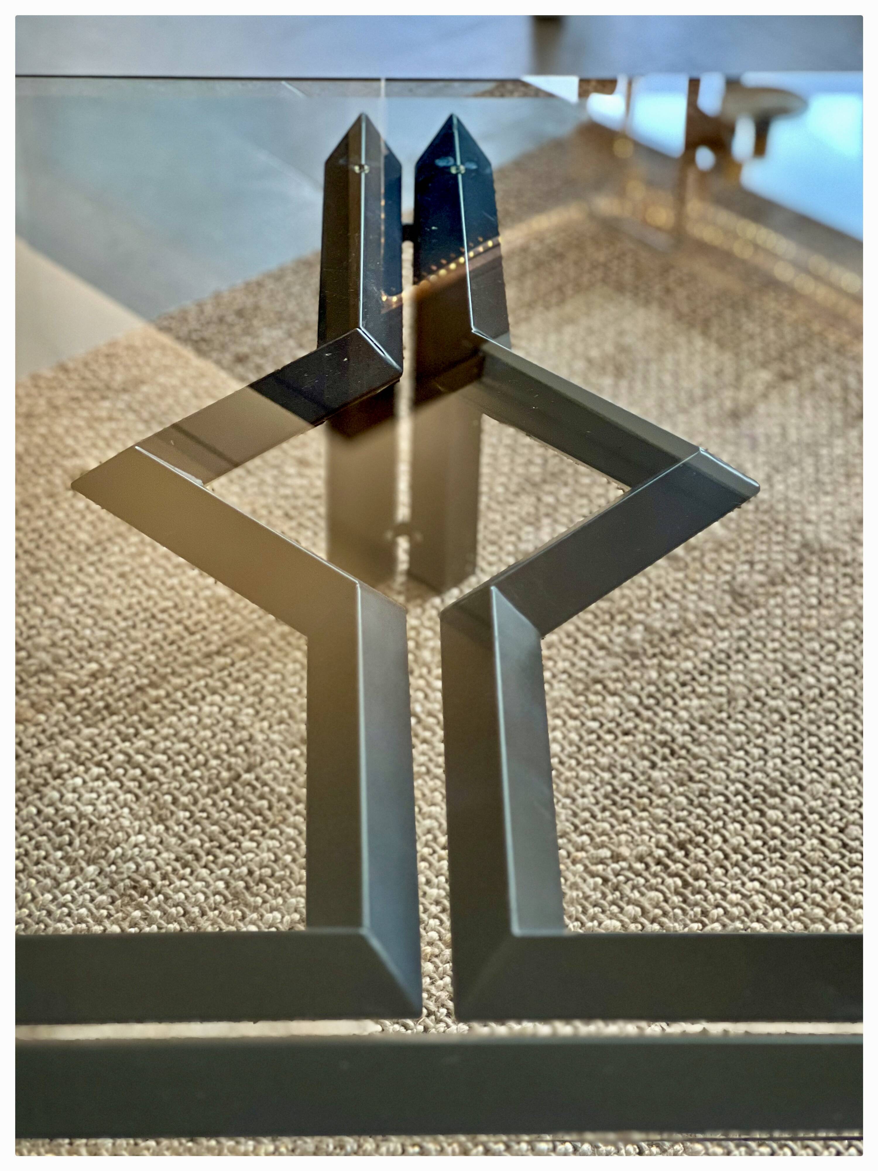 Table de salon postmoderne, structure en métal noir et en verre, années 80.