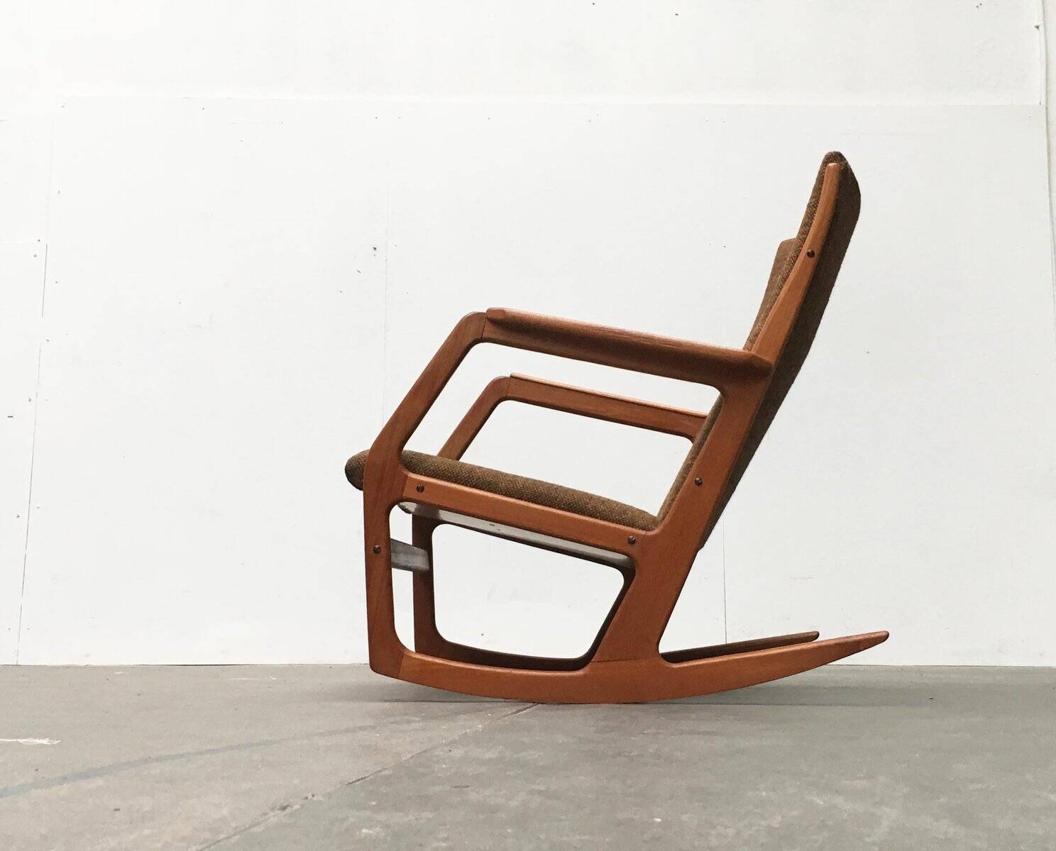 Mid-century model 100 rocking chair in Danish teak by Søren Georg Jensen for Kubus Møbler, 1960s.