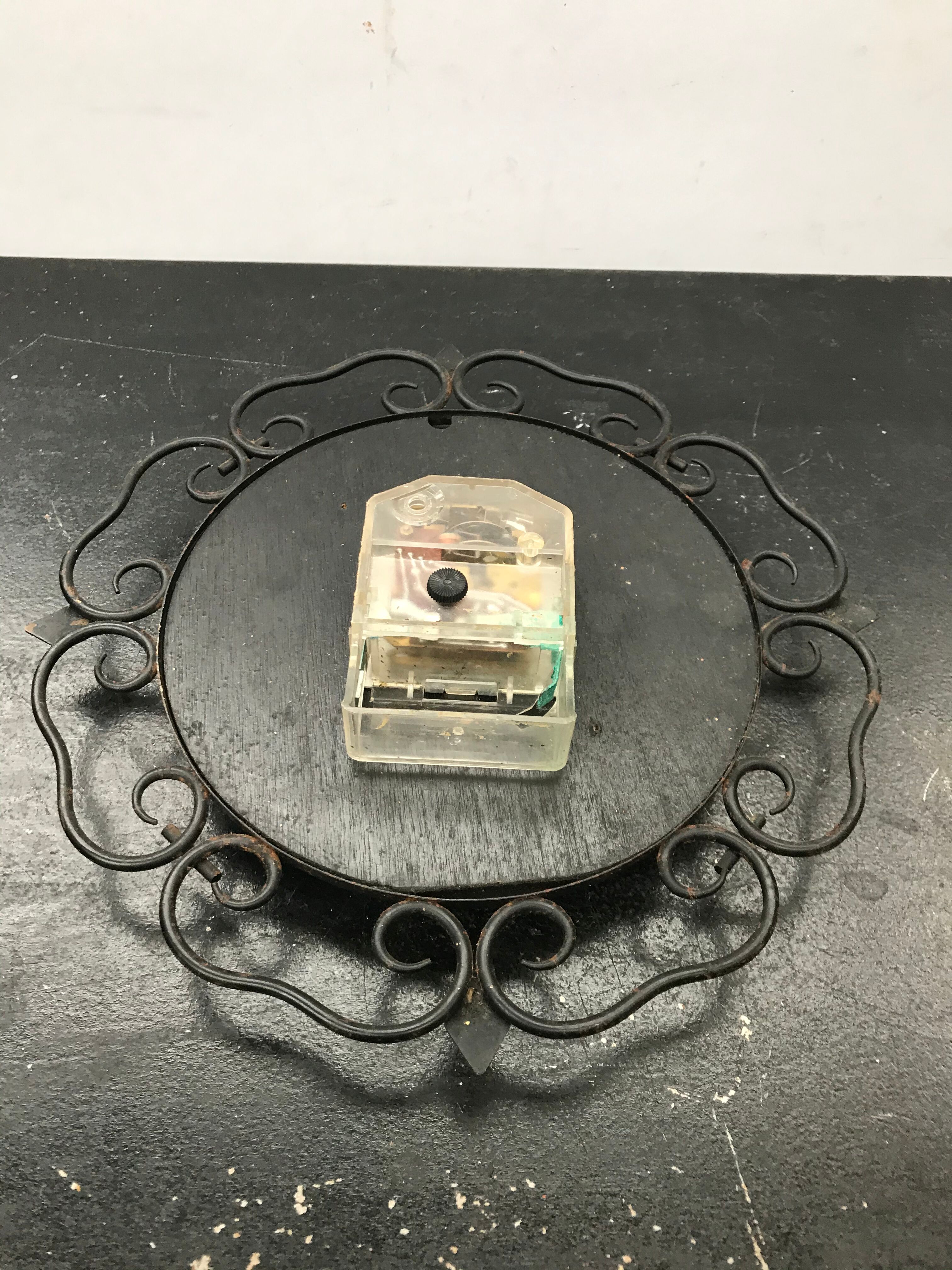Pendule horloge ancienne Vedette fer forgé avec verre années 70 vintage
