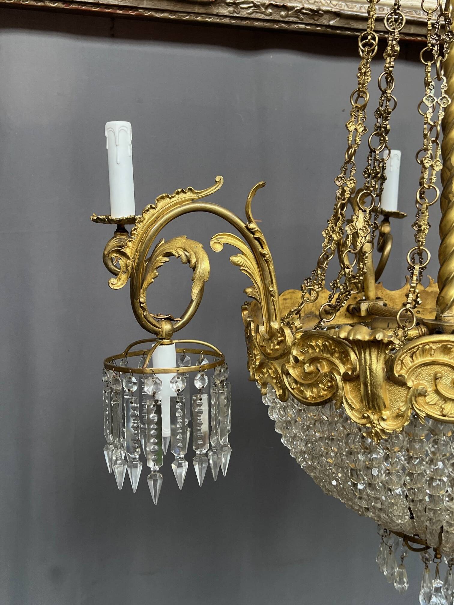 Large 155 cm crystal chandelier in Rococo style with 8 light arms.