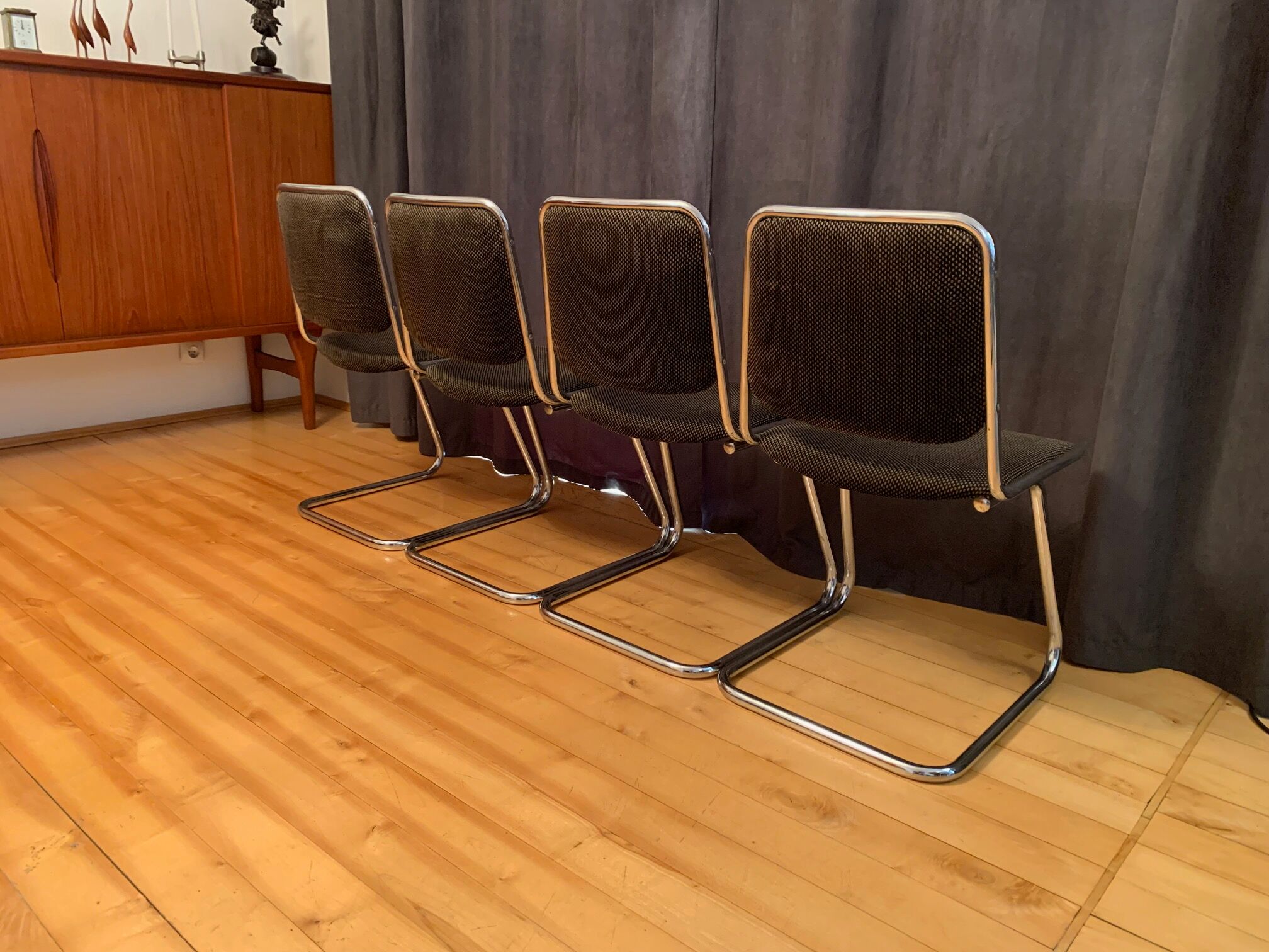 Ensemble de quatre chaises, Taro, Italie, années 1970.