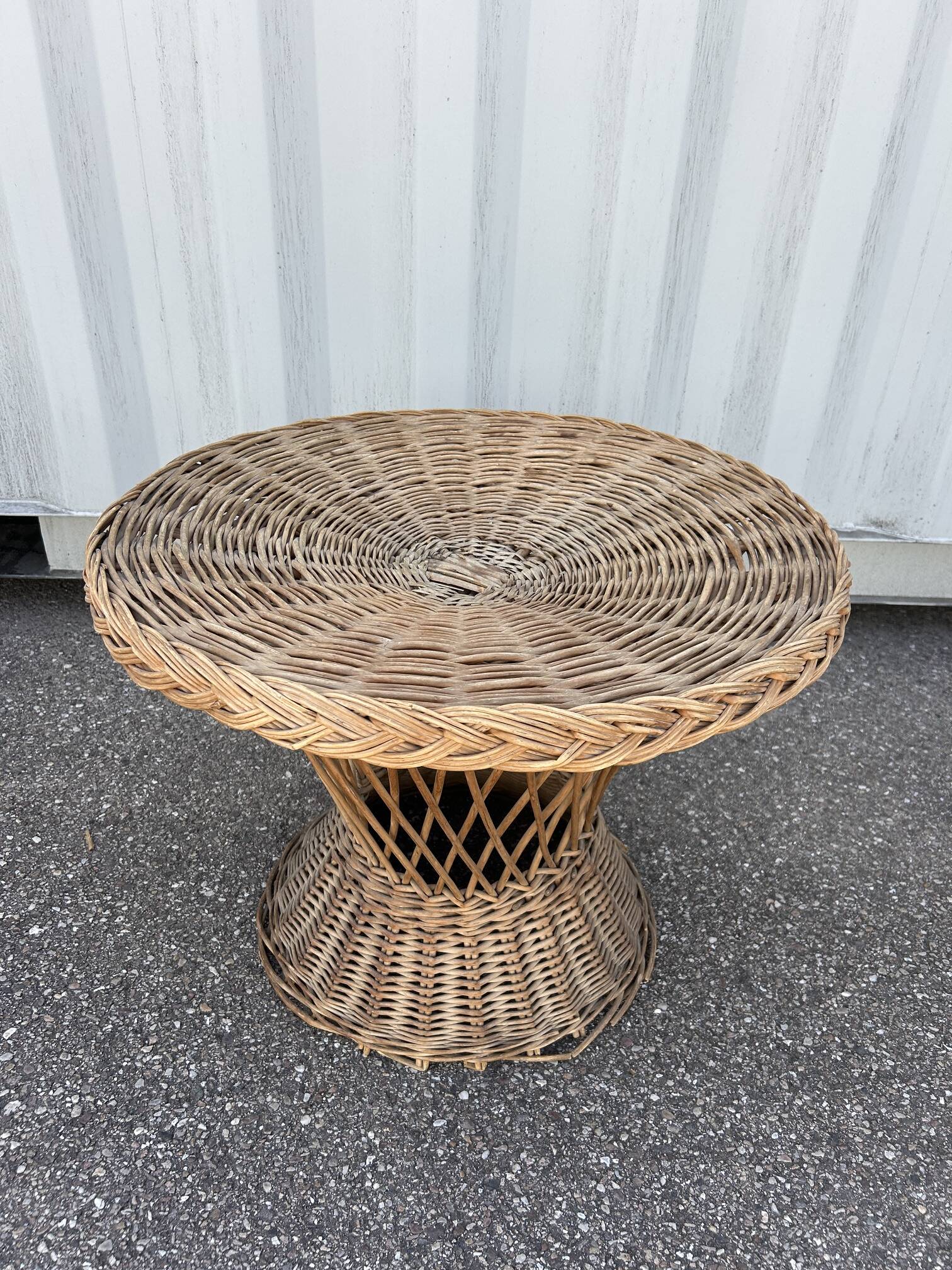 salon avec 3 fauteuils en osier