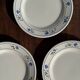 Lot de 3 petites assiettes à dessert frise de fleurs bleues pas de marque