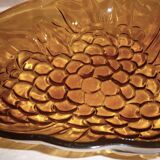 Plat grappe de fruits en verre moulé ambré